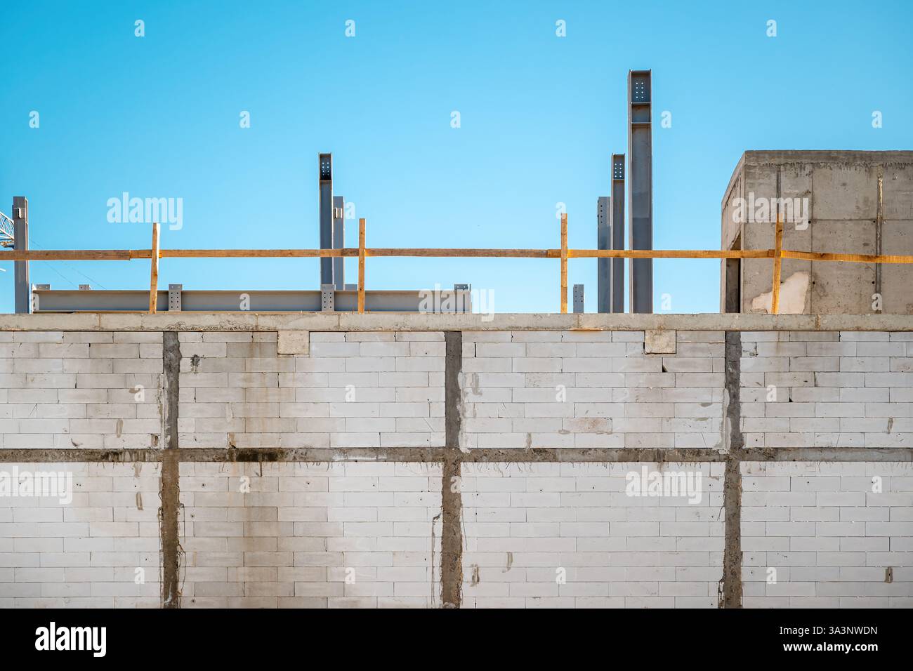 Pali e travi in acciaio nel cantiere edile, attenzione selettiva Foto Stock
