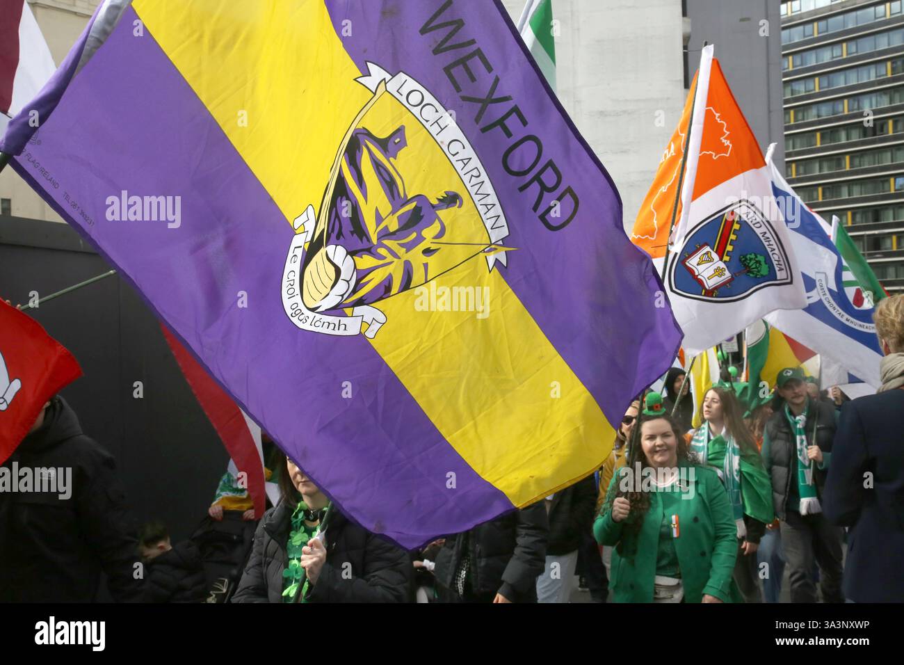 Manchester, Inghilterra Regno Unito 16 marzo 2025 la Parata irlandese attraversa il centro di Manchester. Partendo dall'Irish World Heritage Centre di Cheetham Hill, la processione di circa due chilometri e mezzo percorri Cheetham Hill Road e raggiungi il centro della città. ©Ged Noonan/Alamy Foto Stock