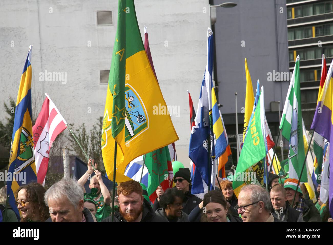 Manchester, Inghilterra Regno Unito 16 marzo 2025 la Parata irlandese attraversa il centro di Manchester. Partendo dall'Irish World Heritage Centre di Cheetham Hill, la processione di circa due chilometri e mezzo percorri Cheetham Hill Road e raggiungi il centro della città. ©Ged Noonan/Alamy Foto Stock