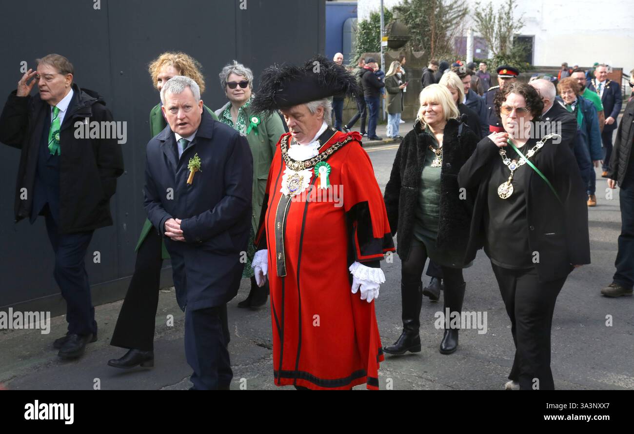 Manchester, Inghilterra Regno Unito 16 marzo 2025 la Parata irlandese attraversa il centro di Manchester. Partendo dall'Irish World Heritage Centre di Cheetham Hill, la processione di circa due chilometri e mezzo percorri Cheetham Hill Road e raggiungi il centro della città. ©Ged Noonan/Alamy Foto Stock