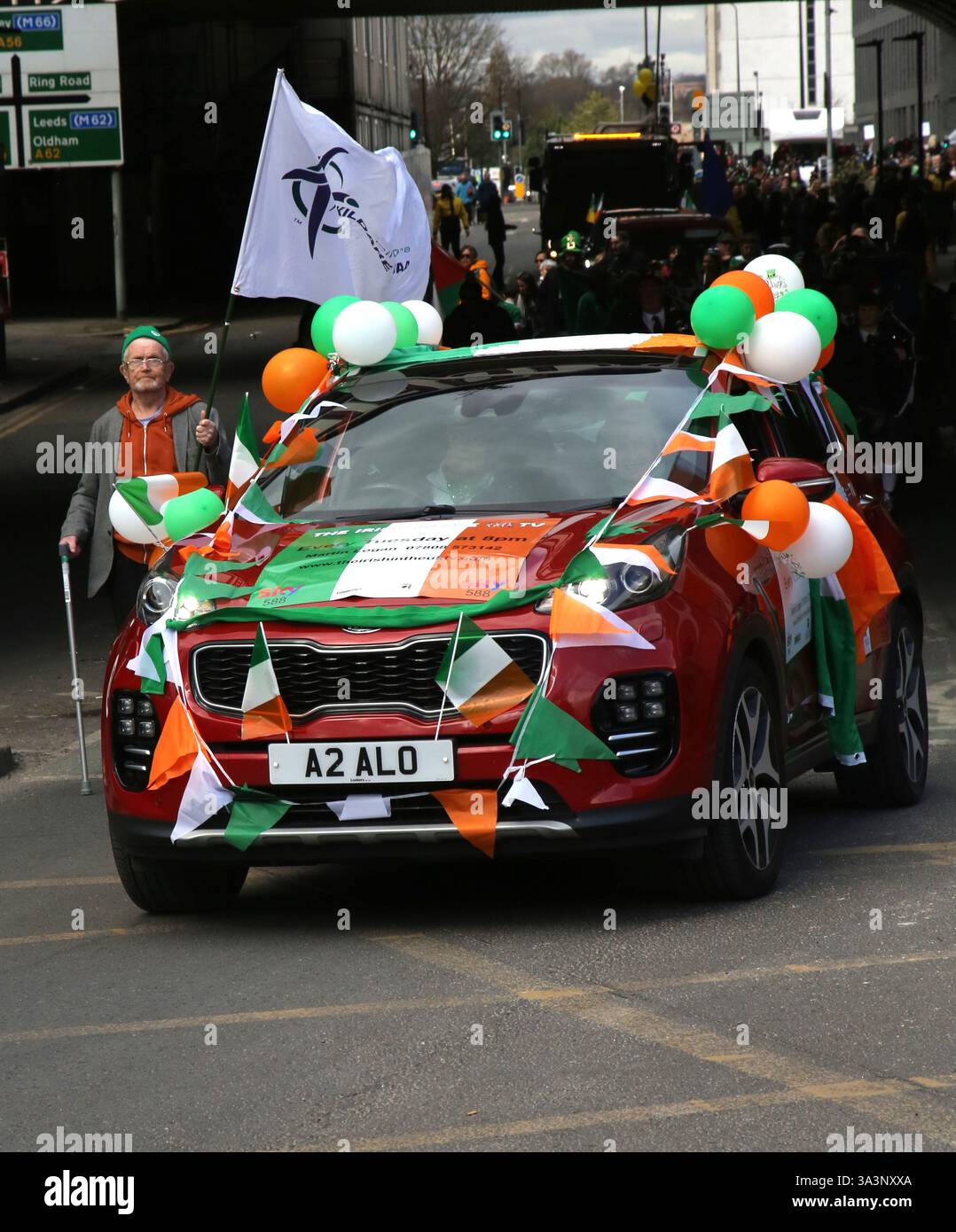 Manchester, Inghilterra Regno Unito 16 marzo 2025 la Parata irlandese attraversa il centro di Manchester. Partendo dall'Irish World Heritage Centre di Cheetham Hill, la processione di circa due chilometri e mezzo percorri Cheetham Hill Road e raggiungi il centro della città. ©Ged Noonan/Alamy Foto Stock