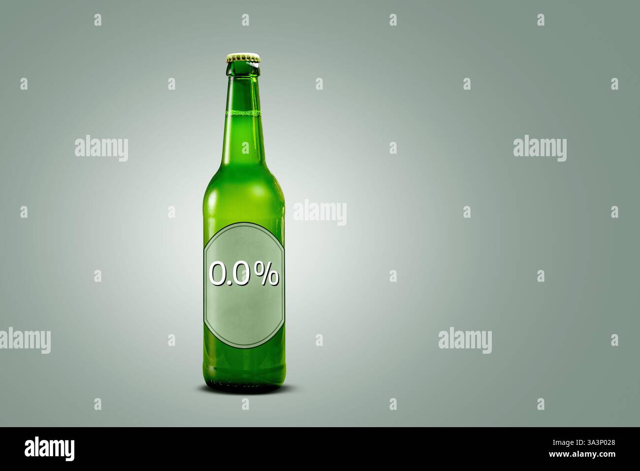 Bottiglia di birra senza alcool con etichetta al 0,0% su sfondo neutro Foto Stock