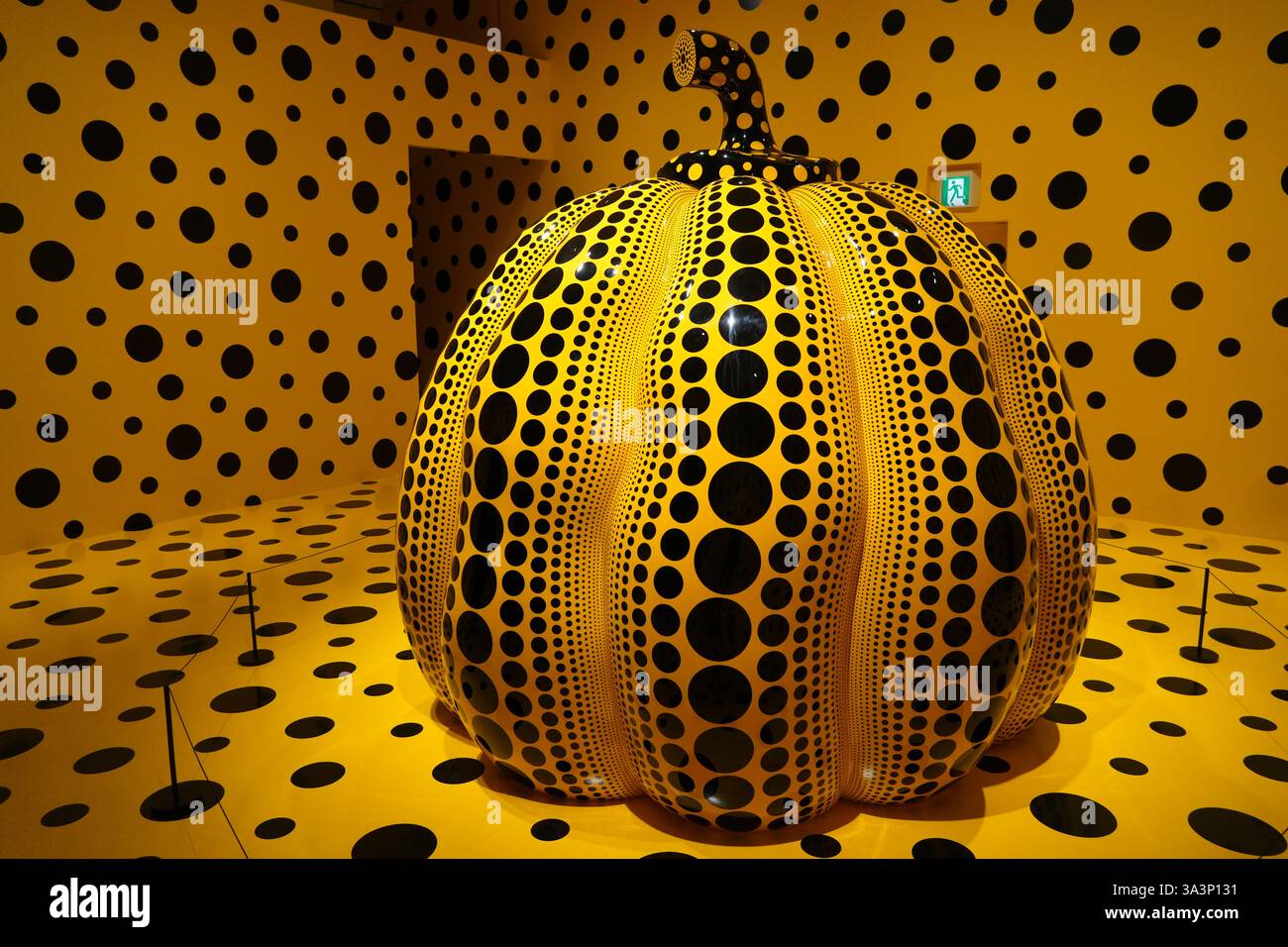 Museo d'arte della città di Matsumoto, sede della mostra permanente Yayoi Kusama che include la zucca gialla gigante, Matsumoto, Nagano, Giappone Foto Stock