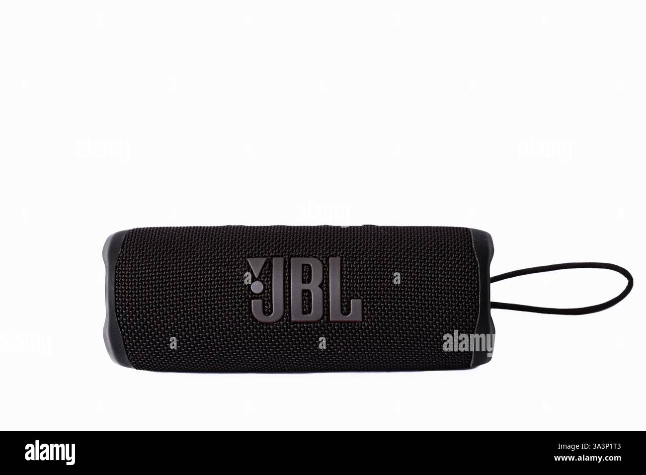 Primo piano di un altoparlante portatile JBL Charge Flip 6 isolato su sfondo bianco. Sistema audio JBL con Bluetooth. Nessuno, editoriale illustrativo - 1 marzo Foto Stock