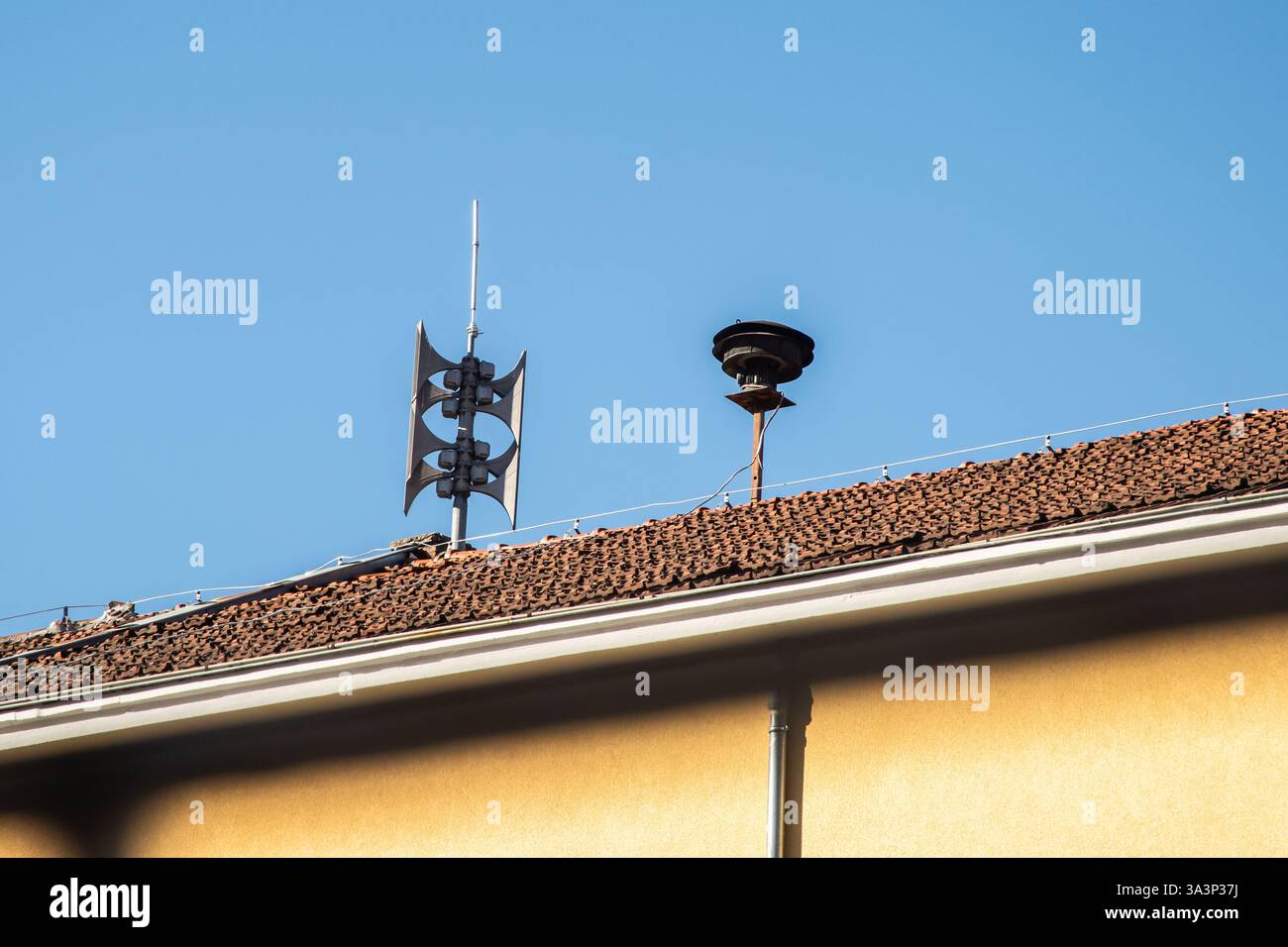 Sirene d'allarme per attacchi aerei vecchie e nuove per un sistema di allarme pubblico Foto Stock