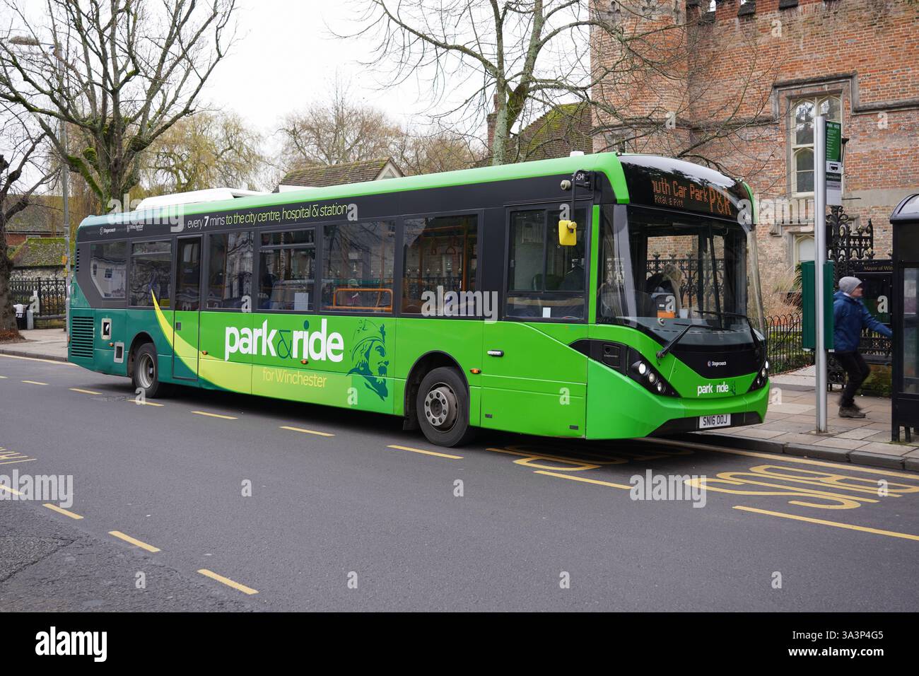 Servizio di autobus Park & Ride nella città di Winchester, Inghilterra, 6 dicembre 2023. Trasporto pubblico Regno Unito Foto Stock