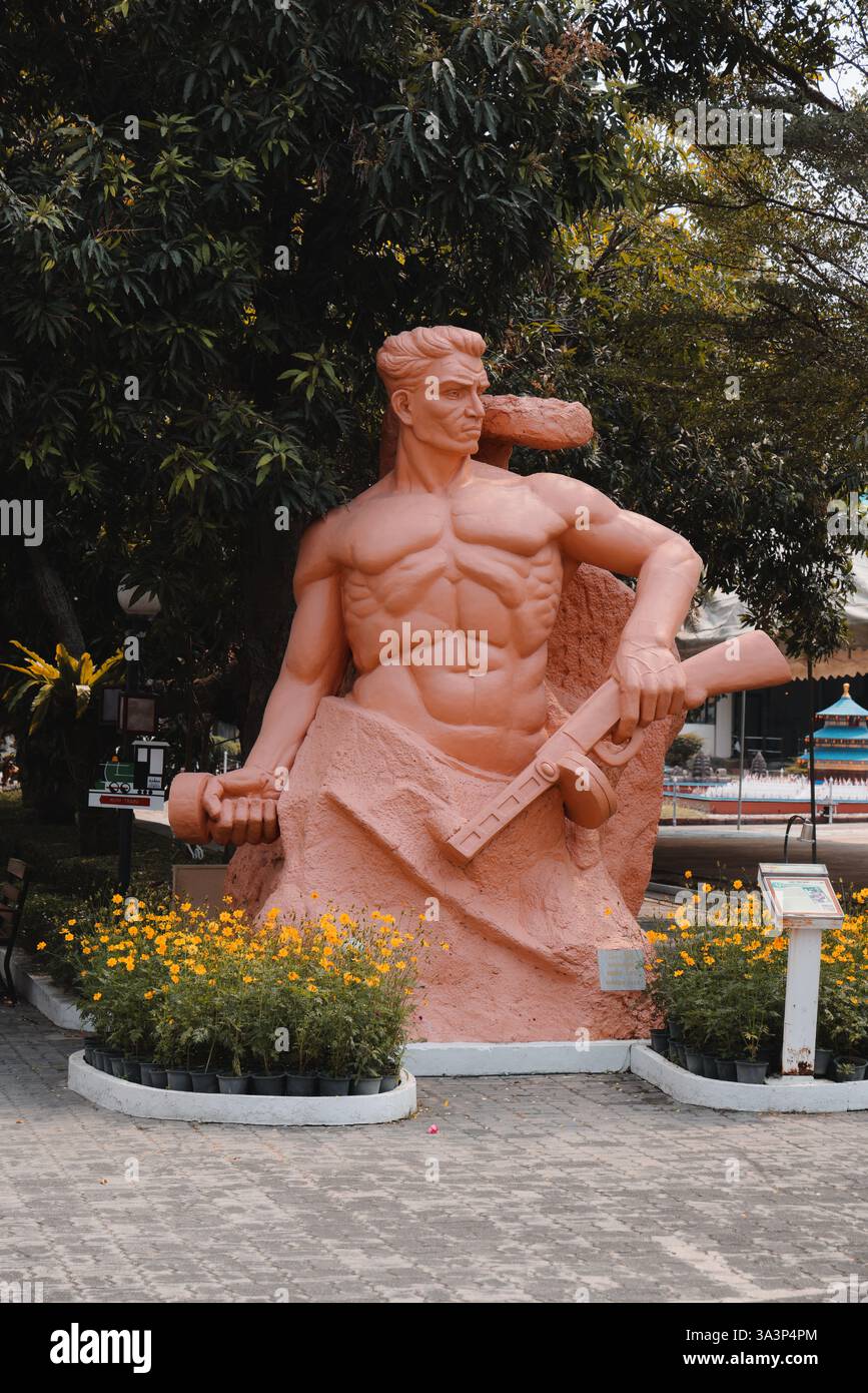 Maestosa e splendida scultura di un guerriero circondata da splendidi elementi naturali Foto Stock