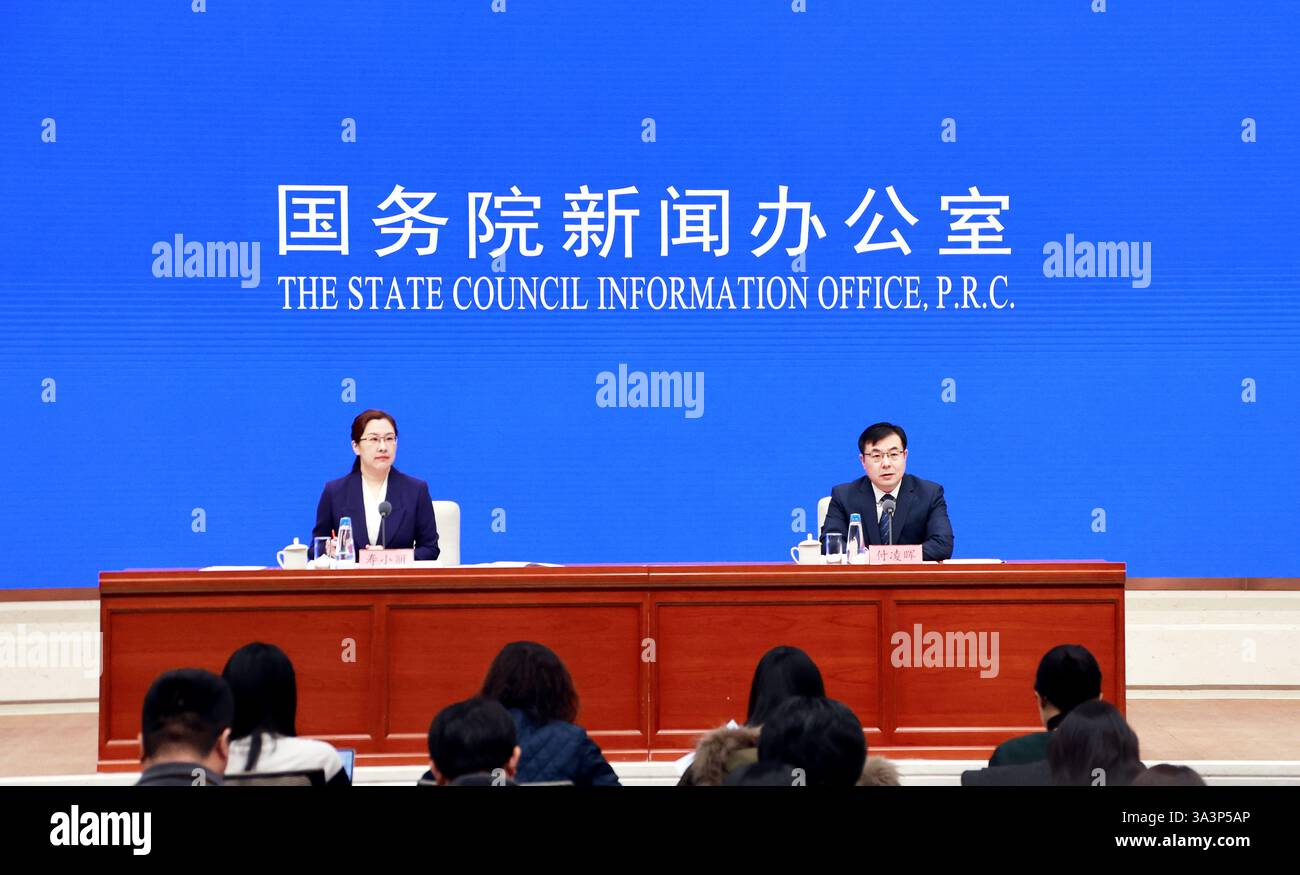 Pechino, Cina. 17 marzo 2025. L'Ufficio informazioni del Consiglio di Stato tiene una conferenza stampa sui risultati economici nazionali dei primi due mesi del 2025 a Pechino, capitale della Cina, 17 marzo 2025. Crediti: Pan Xu/Xinhua/Alamy Live News Foto Stock