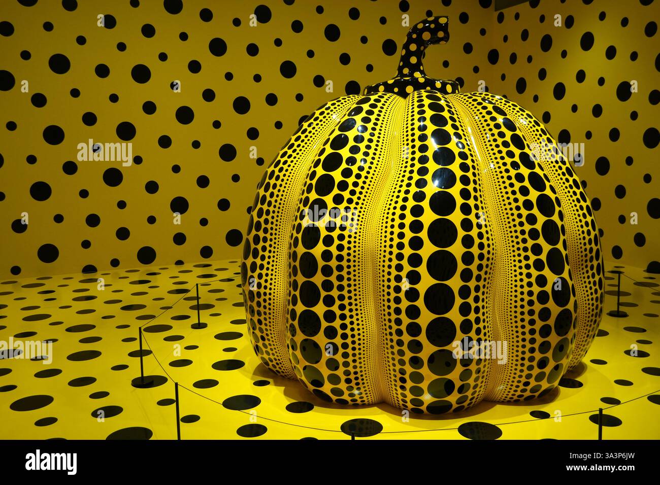 Museo d'arte della città di Matsumoto, sede della mostra permanente Yayoi Kusama che include la zucca gialla gigante, Matsumoto, Nagano, Giappone Foto Stock