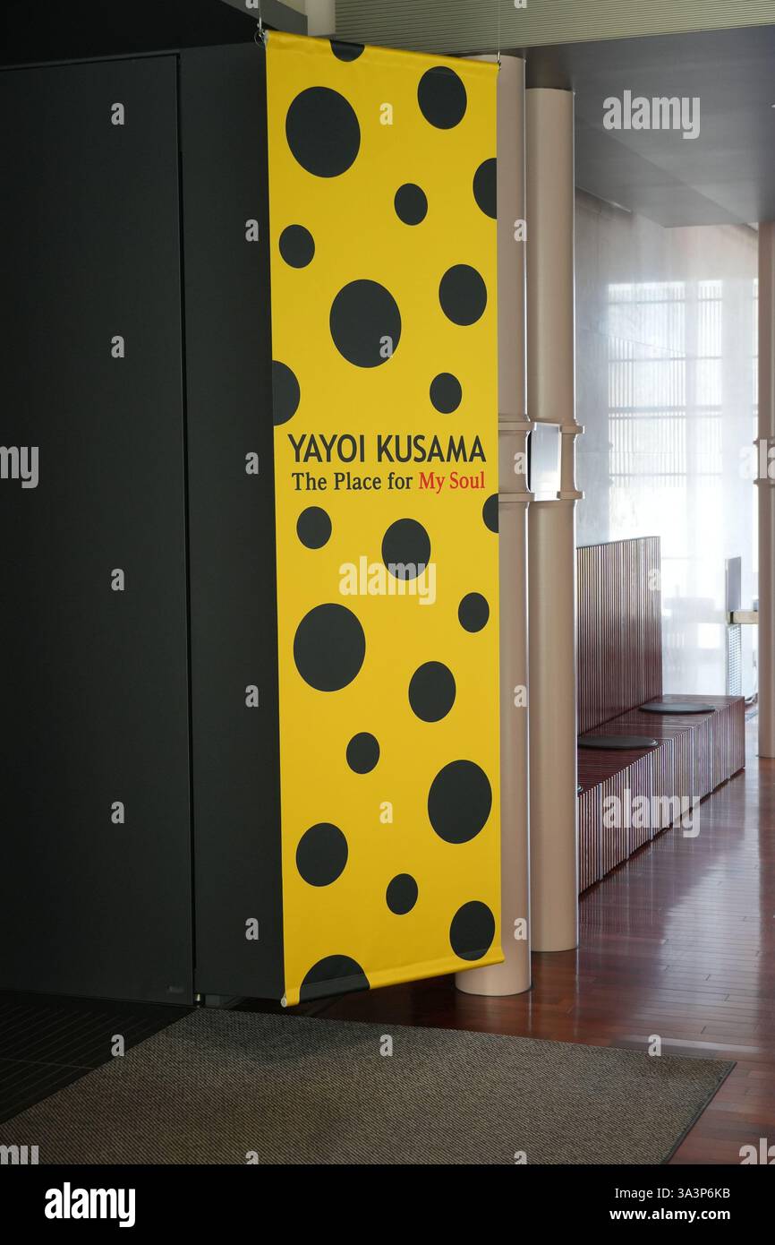 Museo d'arte della città di Matsumoto, sede della mostra permanente Yayoi Kusama che include la zucca gialla gigante, Matsumoto, Nagano, Giappone Foto Stock
