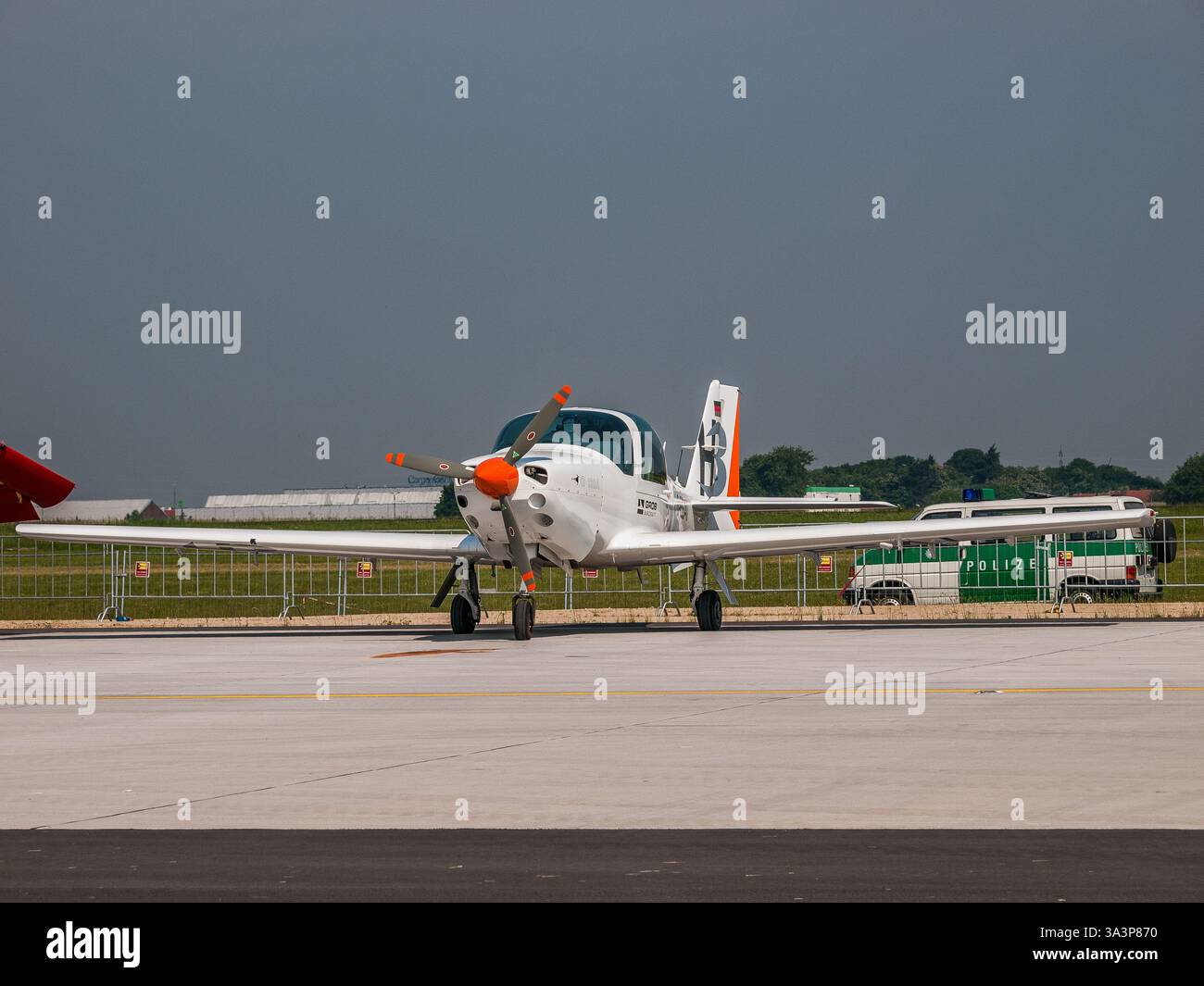 Belin, Germania - 11 giugno 2010: Grob G 120 addestramento biposto e velivolo acrobatico ad ala bassa (D-ESAI) al Salone aereo di Berlino (ILA) 2010 Foto Stock