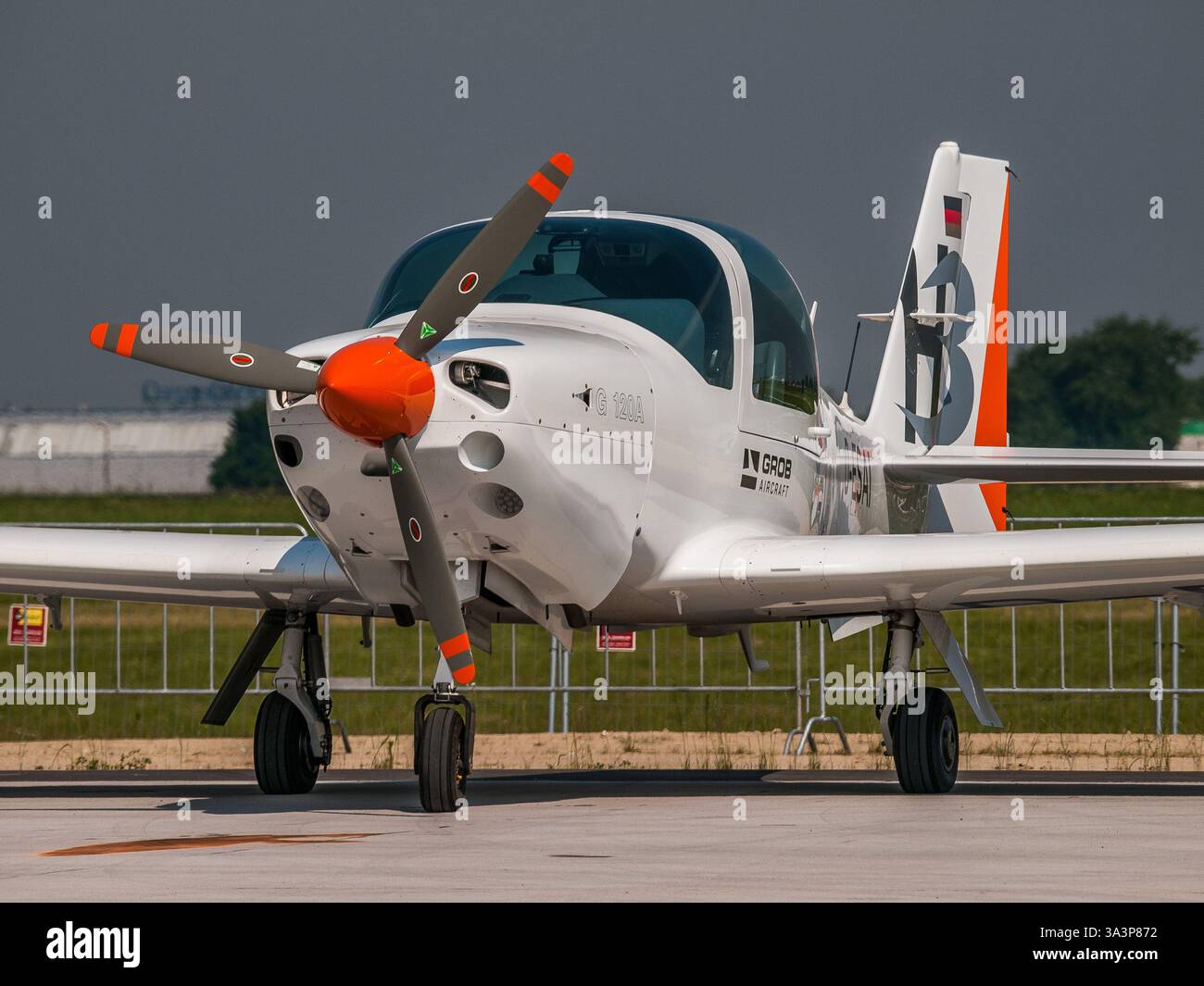 Belin, Germania - 11 giugno 2010: Grob G 120 addestramento biposto e velivolo acrobatico ad ala bassa (D-ESAI) al Salone aereo di Berlino (ILA) 2010 Foto Stock