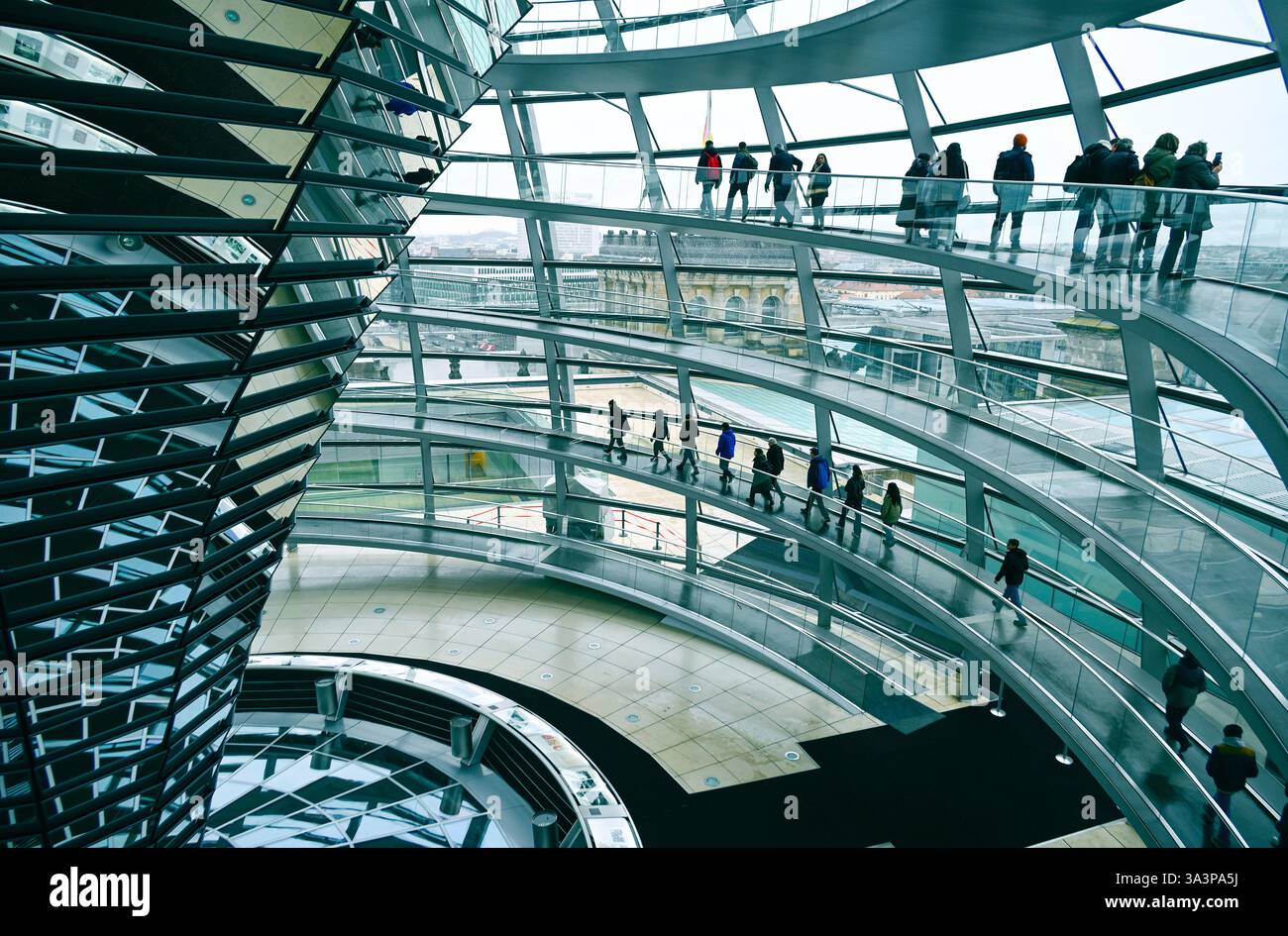 BERLINO - GENNAIO 08: Visitatori alla cupola di vetro, edificio del Reichstag sul tetto a Berlino il 6 gennaio. 2025 in Germania Foto Stock