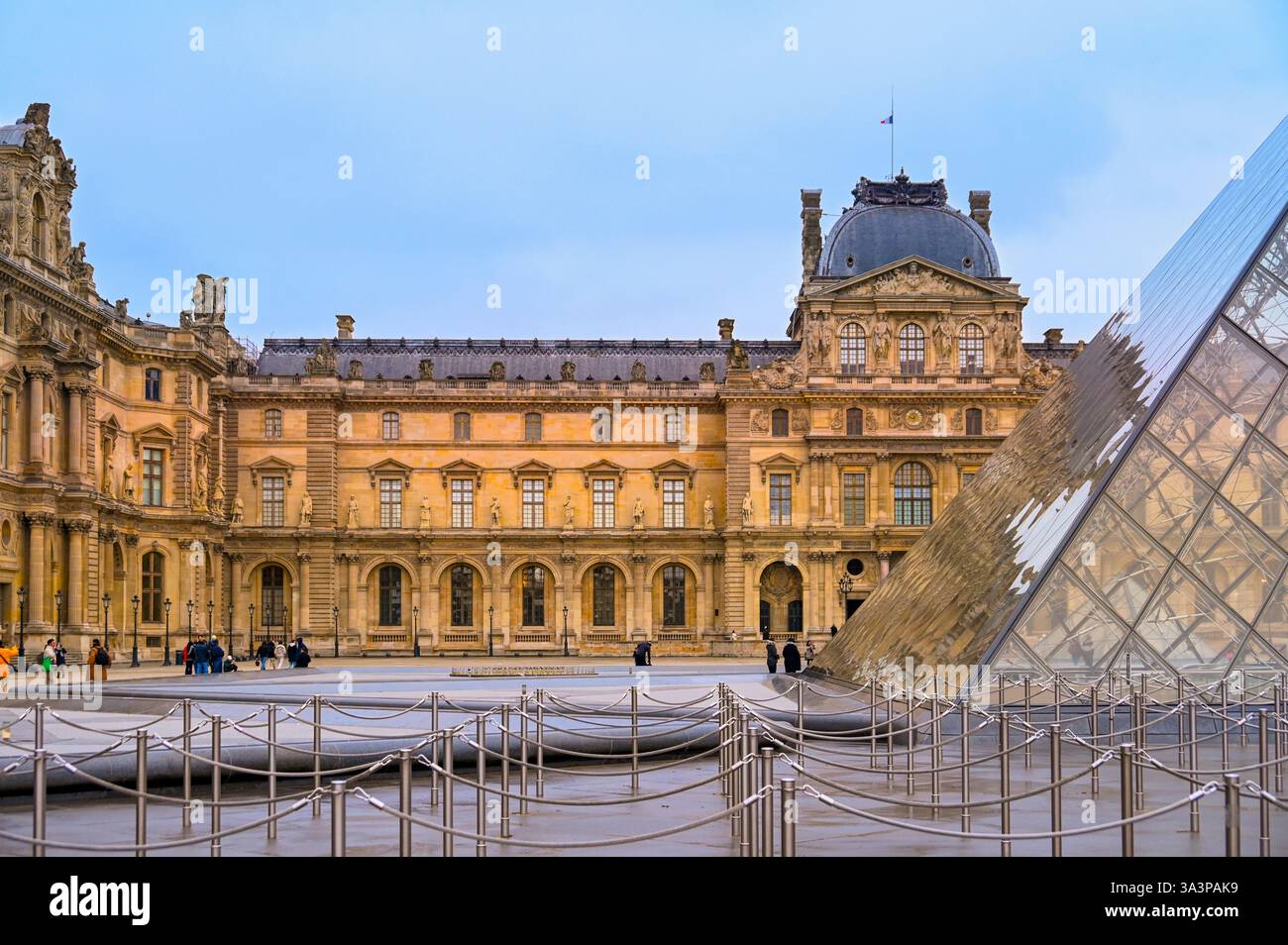 PARIGI - 01 GENNAIO: Il Museo del Louvre e la Piramide del Louvre a Parigi il 1° gennaio. 2025 in Francia Foto Stock