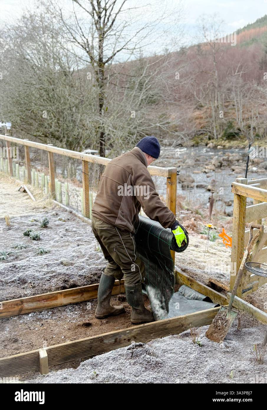 Man Landscape Gardening a fine autunno Foto Stock