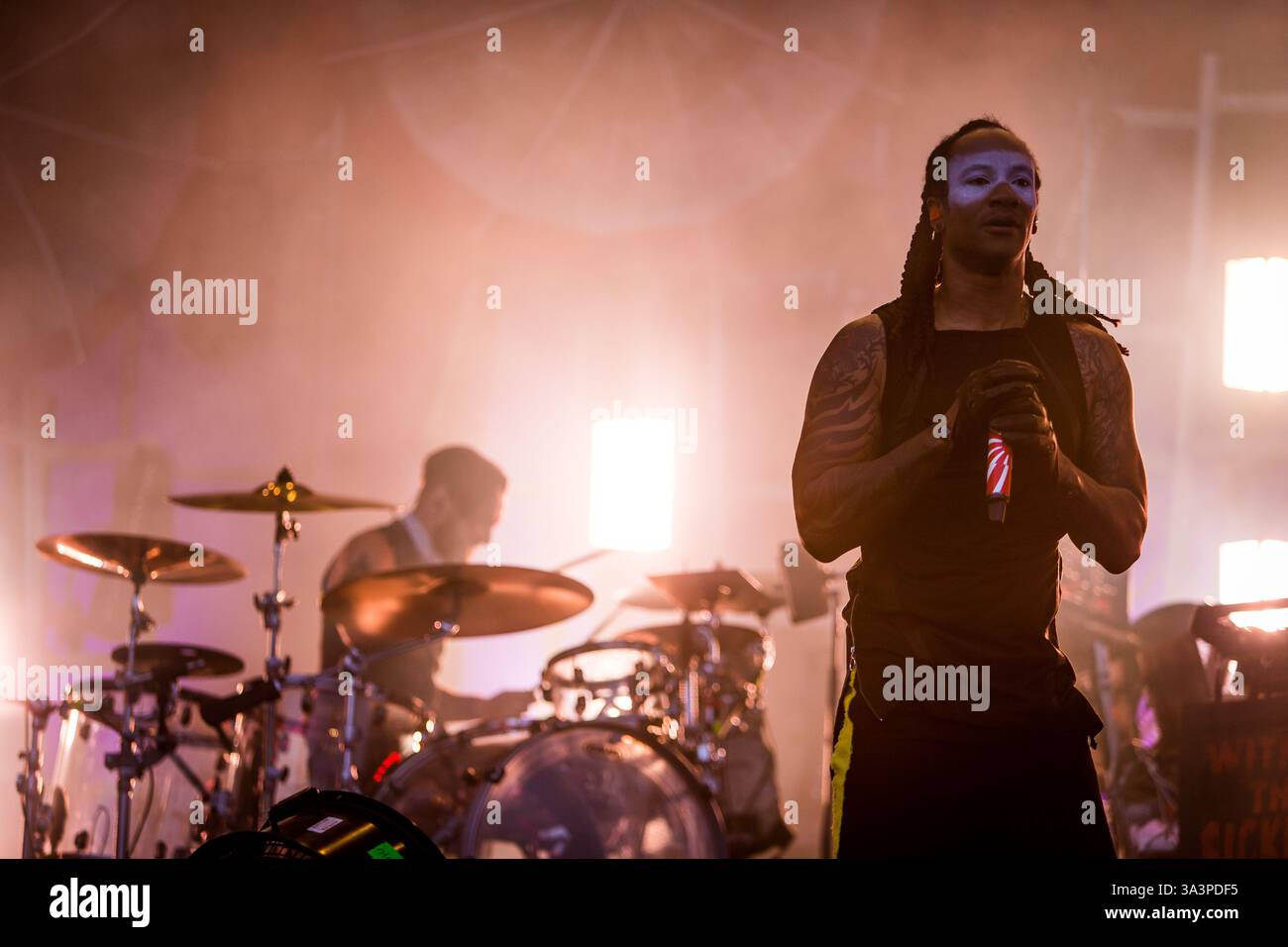 Headliner, il Prodigy chiude il Main Stage l'ultimo giorno al T in the Park nella sua nuova sede del Castello di Strathallen Foto Stock