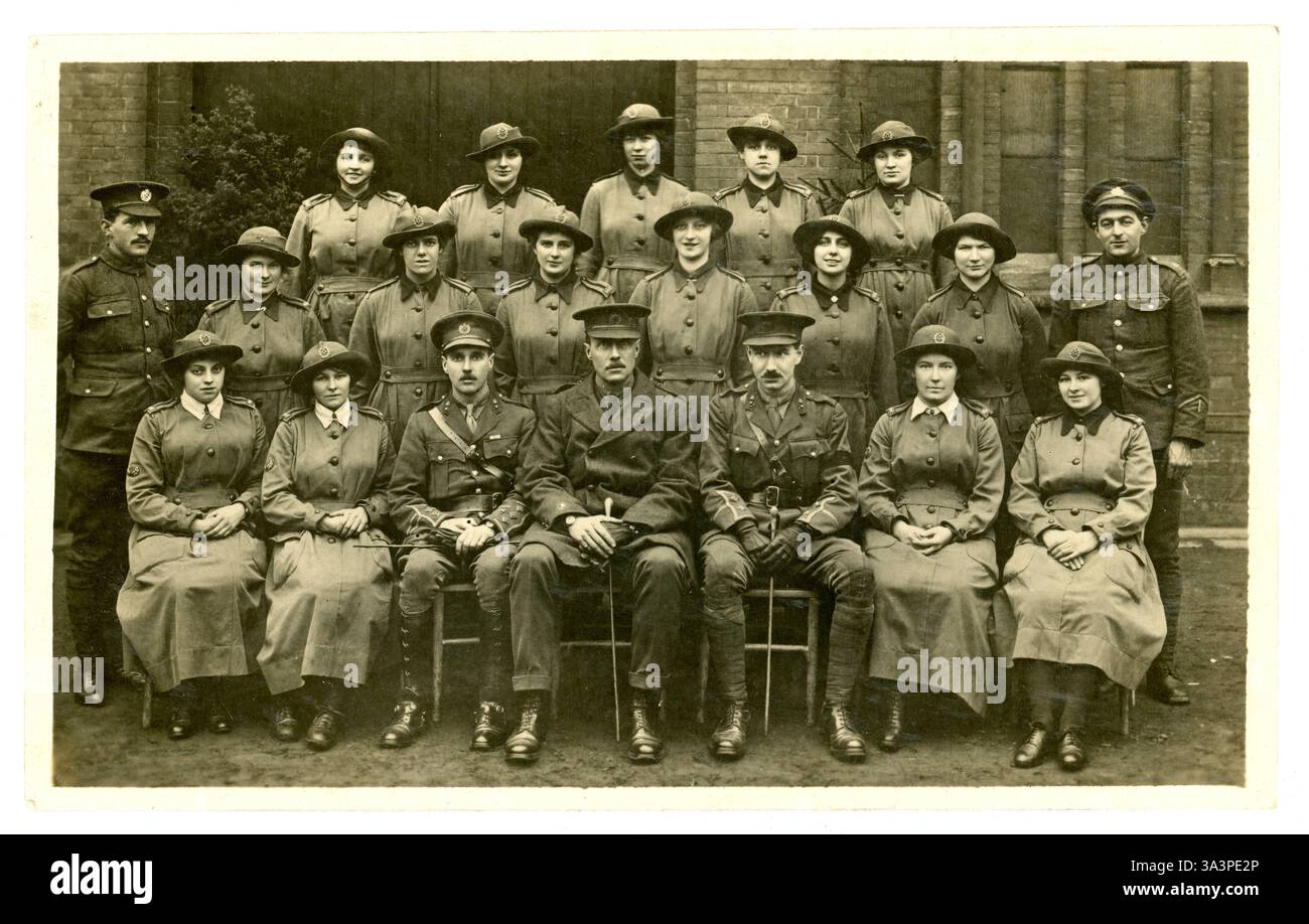 Cartolina originale dell'era WW1 del gruppo pf Women's Army Auxiliary Corps (W.A.A.C.) reclute, sedute con ufficiali di addestramento dell'esercito, datata 26 marzo 1918 sul retro, studio di Frank Robinson, Newark, Nottinghamshire Foto Stock