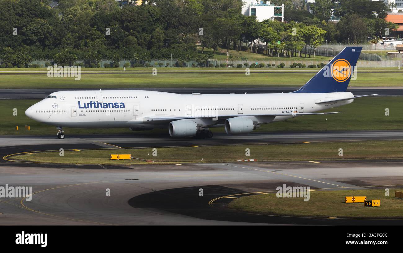 Il Boeing 747-8 della Lufthansa atterrò all'aeroporto Changi di Singapore Foto Stock