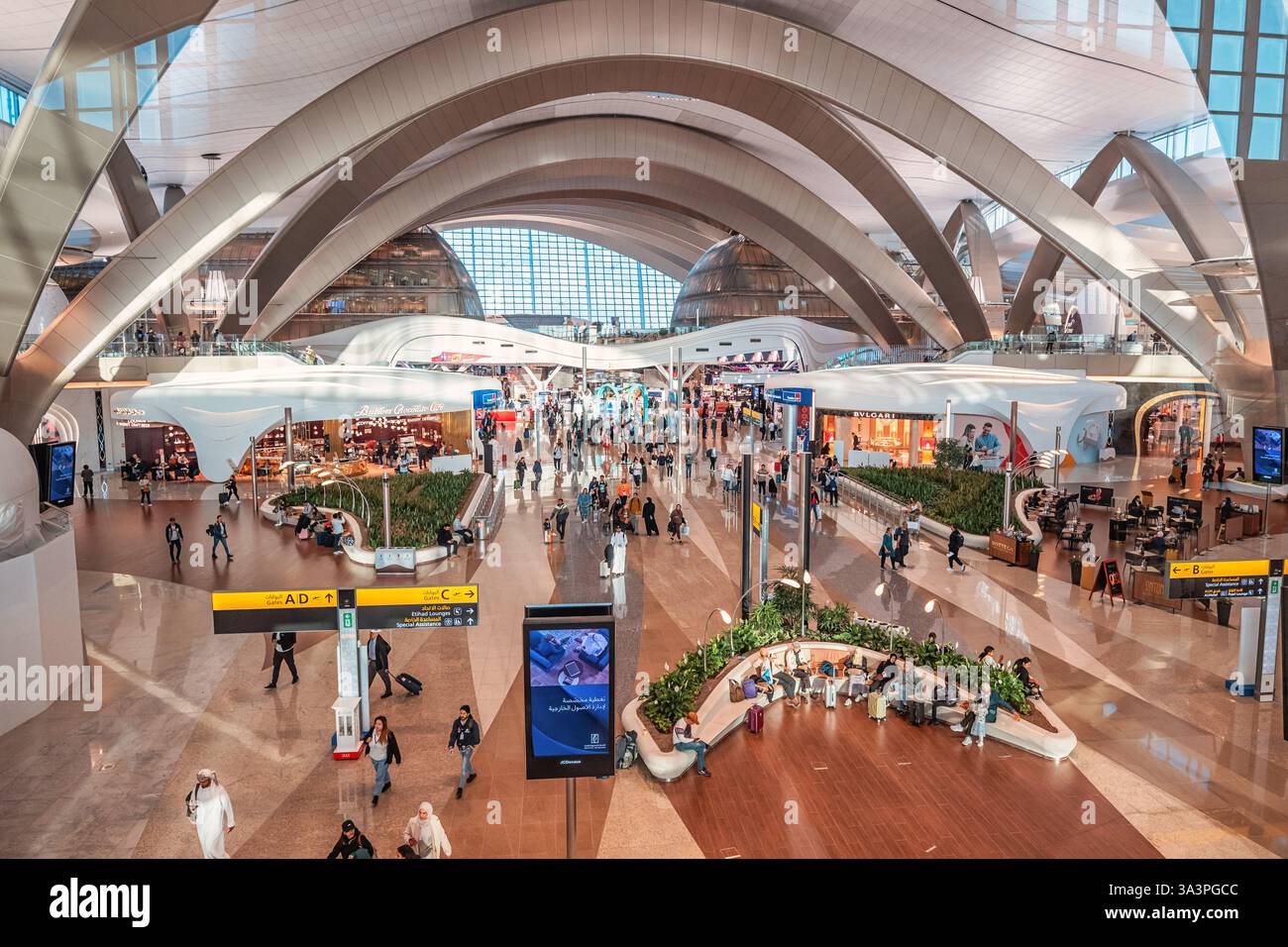 23 gennaio 2025, Abu Dhabi, Emirati Arabi Uniti: Passeggeri e personale dell'aeroporto si spostano all'interno del moderno terminal dell'aeroporto internazionale AUH Foto Stock