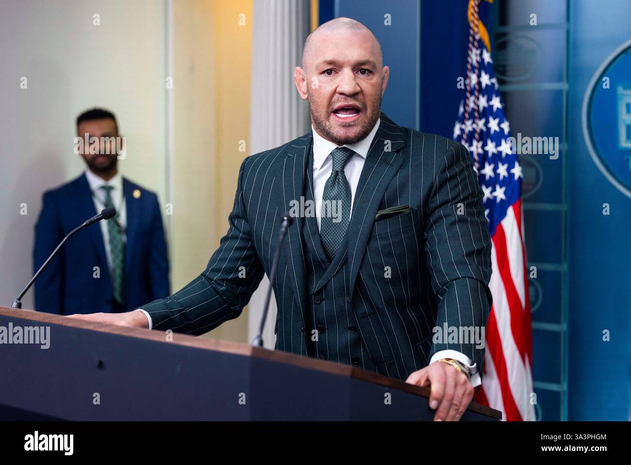 Washington DC, Stati Uniti. 17 marzo 2025. L'artista marziale mista irlandese Conor McGregor parla brevemente ai media nella White House Press briefing Room a Washington, DC, USA. 17 marzo 2025. McGregor ha detto che avrebbe incontrato il presidente Trump più tardi. Crediti: Abaca Press/Alamy Live News crediti: Abaca Press/Alamy Live News Foto Stock