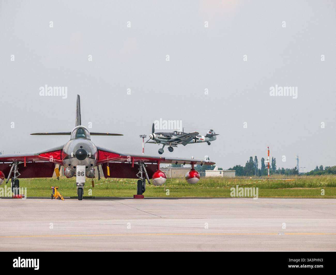 Schönefeld, Germania - 11 giugno 2010: Swiss Air Force Hawker Siddeley Hunter F.58 (HB-RVU, J-4086) al Berlin Airshow (ILA) 2010 Foto Stock