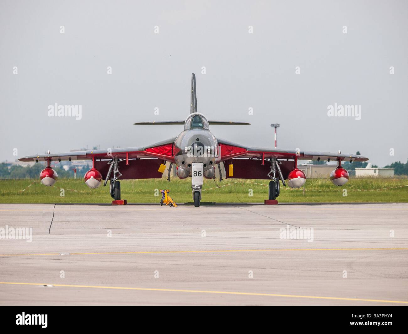 Schönefeld, Germania - 11 giugno 2010: Swiss Air Force Hawker Siddeley Hunter F.58 (HB-RVU, J-4086) al Berlin Airshow (ILA) 2010 Foto Stock