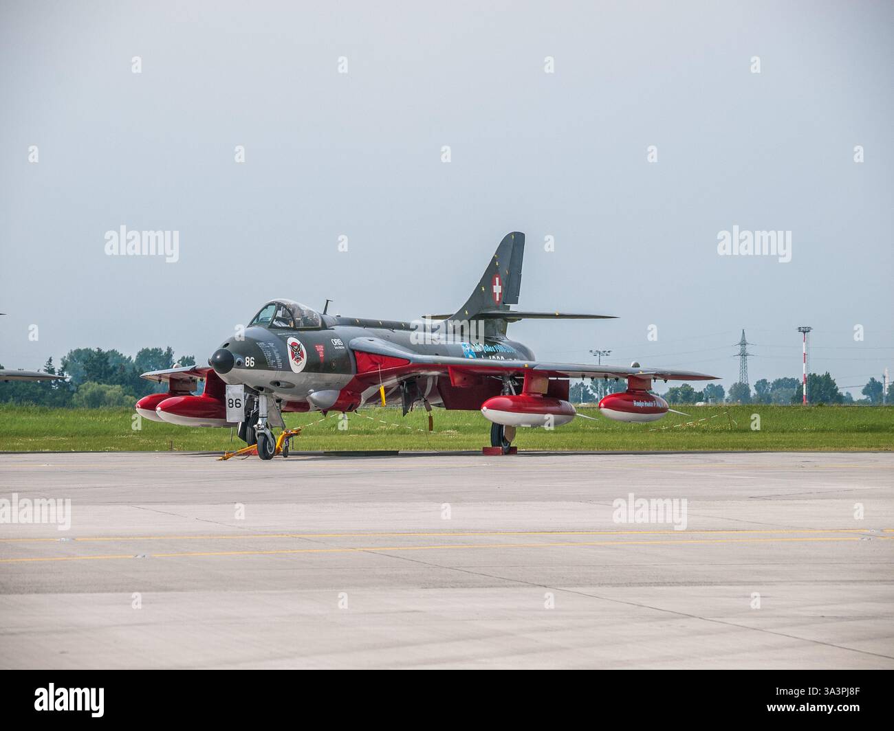 Schönefeld, Germania - 11 giugno 2010: Swiss Air Force Hawker Siddeley Hunter F.58 (HB-RVU, J-4086) al Berlin Airshow (ILA) 2010 Foto Stock
