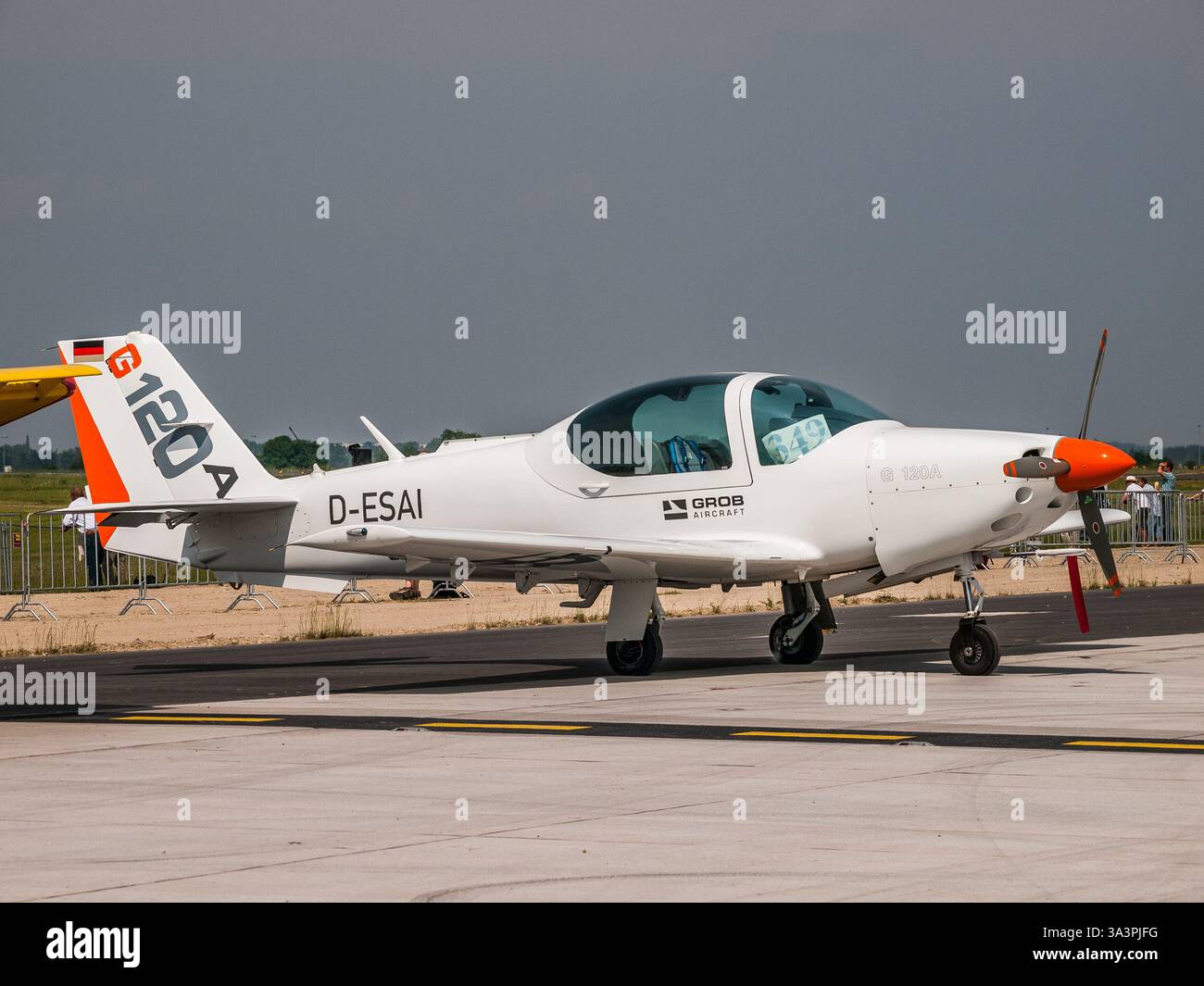 Belin, Germania - 11 giugno 2010: Grob G 120 addestramento biposto e velivolo acrobatico ad ala bassa (D-ESAI) al Salone aereo di Berlino (ILA) 2010 Foto Stock