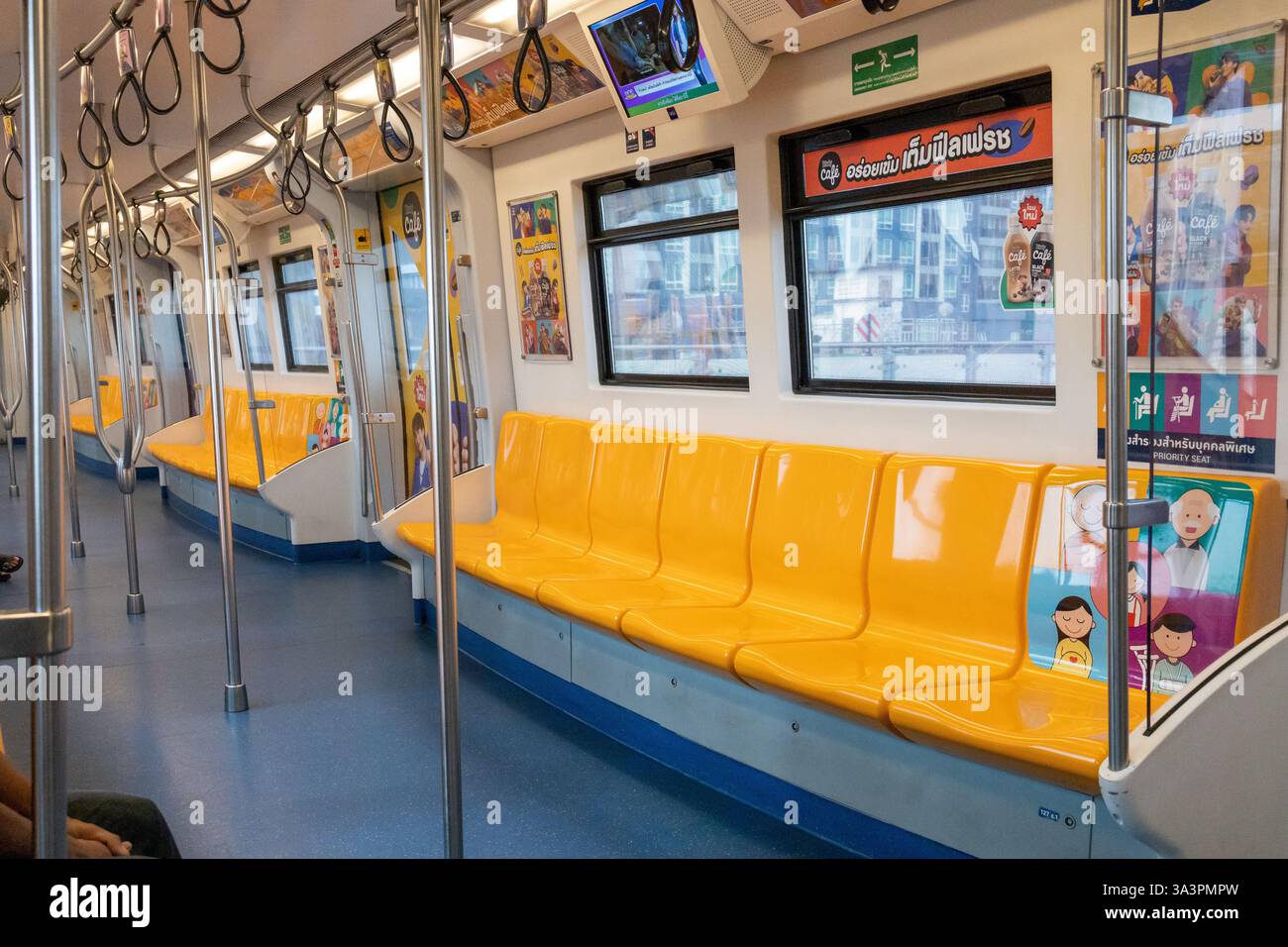 BTS Skytrain, Thailandia - 14 febbraio 2025: Posti a sedere vuoti e atmosfera all'interno dello skytrain BTS a bangkok Foto Stock