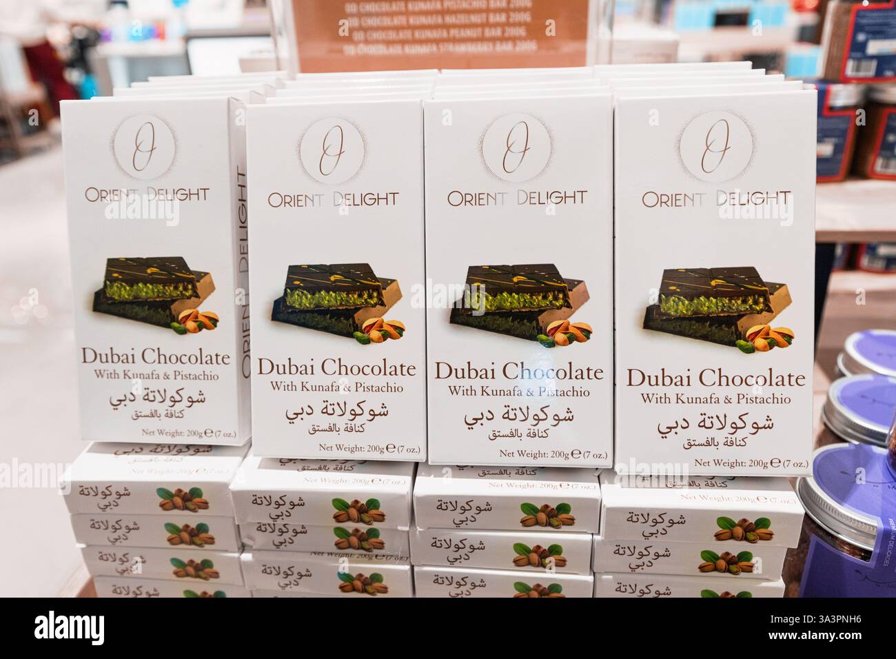 23 gennaio 2025, Abu Dhabi, Emirati Arabi Uniti: Barrette di cioccolato di Dubai con ripieno di kunafa e pistacchio impilate sullo scaffale del negozio, pronte per l'acquisto Foto Stock