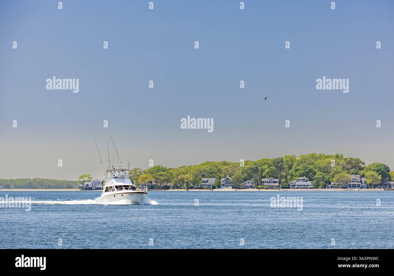 grande peschereccio bianco in corso al largo della costa di greenport, new york Foto Stock