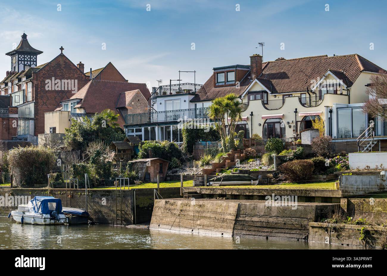 Riverside properties, Twickenham, River Tamigi, Londra, Inghilterra, REGNO UNITO Foto Stock