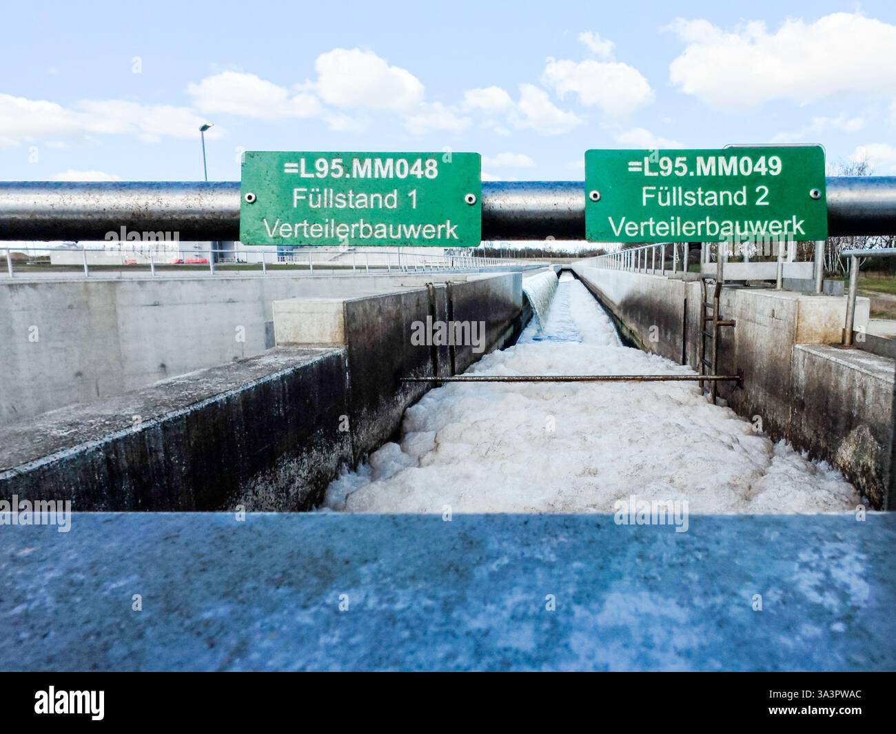 17 marzo 2025, Berlino, Schönefeld: L'acqua fluisce nei chiarificatori dell'impianto di depurazione di Waßmannsdorf. L'ampliamento dell'impianto di depurazione di Waßmannsdorf è stato completato. L'impianto di trattamento delle acque reflue comprende impianti per la rimozione dell'azoto e del fosforo ed è stato costruito anche un grande serbatoio di acqua mista. Foto: Carsten Koall/dpa Foto Stock