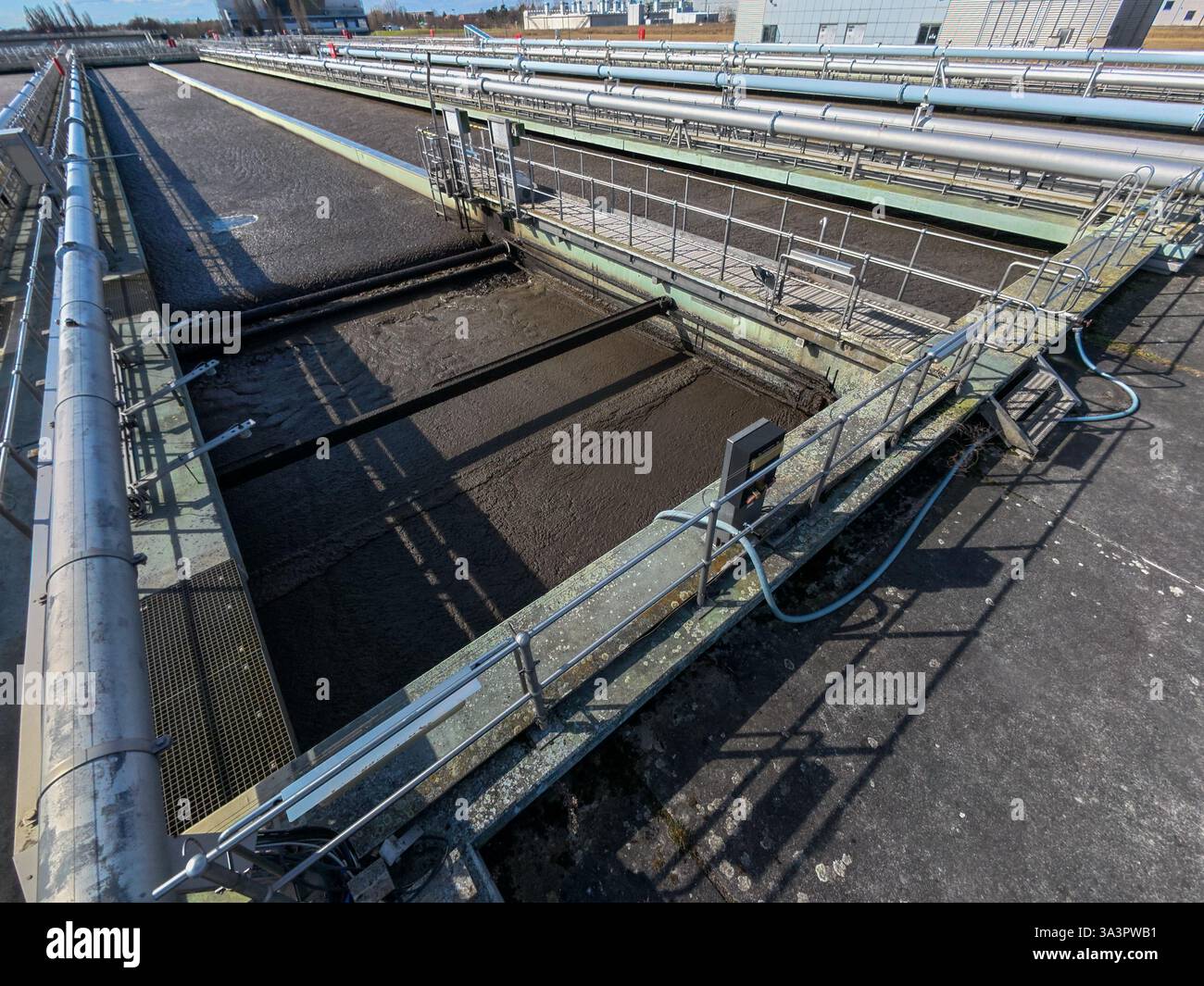 17 marzo 2025, Berlino, Schönefeld: L'acqua fluisce nei chiarificatori dell'impianto di depurazione di Waßmannsdorf. L'ampliamento dell'impianto di depurazione di Waßmannsdorf è stato completato. L'impianto di trattamento delle acque reflue comprende impianti per la rimozione dell'azoto e del fosforo ed è stato costruito anche un grande serbatoio di acqua mista. Foto: Carsten Koall/dpa Foto Stock