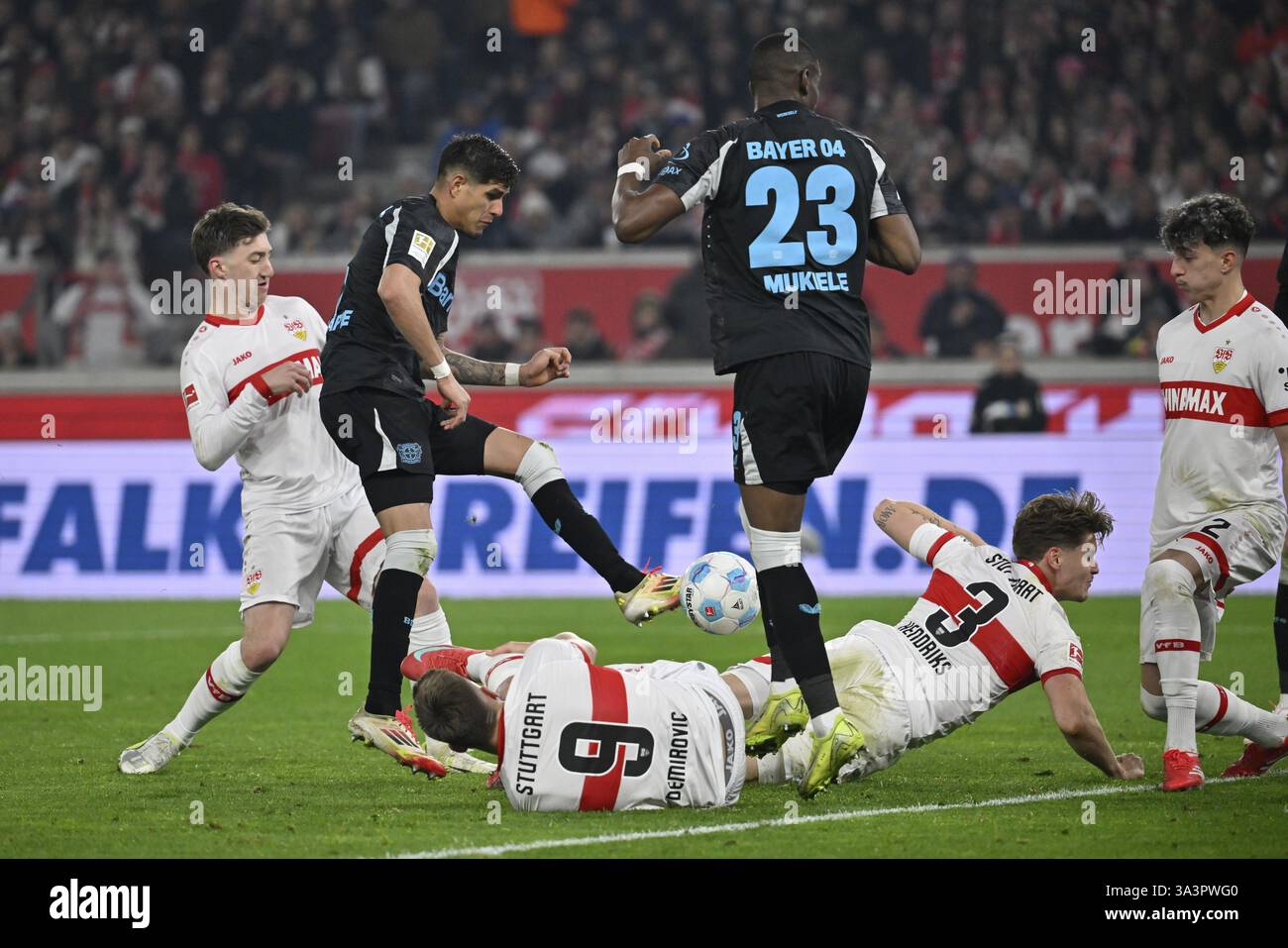 Scena area di rigore, scena area goal calcio azione goal chance Piero Hincapie Bayer 04 Leverkusen (03) Ermedin Demirovic VfB Stuttgart (09) Ramon He Foto Stock