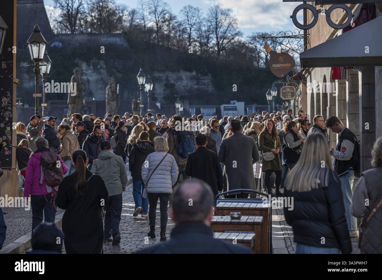 Turisti e Wuerzburger festeggiano e si divertono sul Ponte Vecchio principale, Wuerzburg, bassa Franconia, Baviera, Germania, Europa Foto Stock
