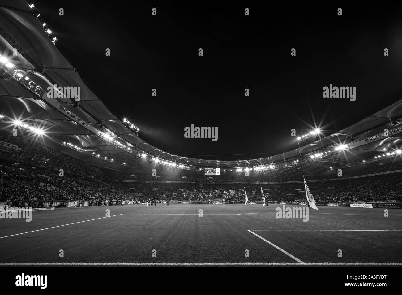 Interni, Bundesliga, partita illuminata, Night shot, bianco e nero, Long shot, MHPArena, MHP Arena Stuttgart, Baden-Wuerttemberg, Germania, Europa Foto Stock