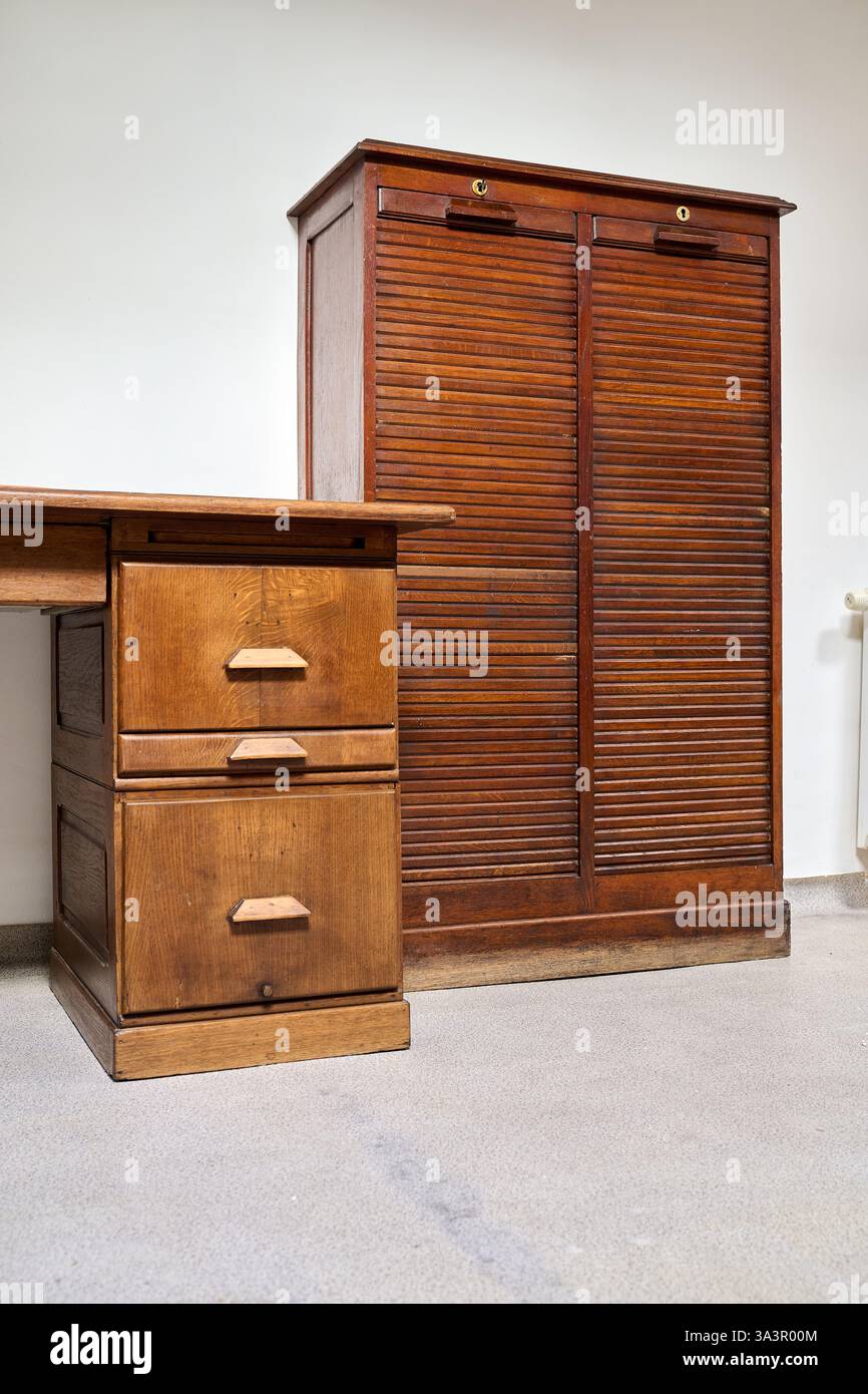 Scrivania e arredamento in legno vintage e vecchio stile Foto Stock