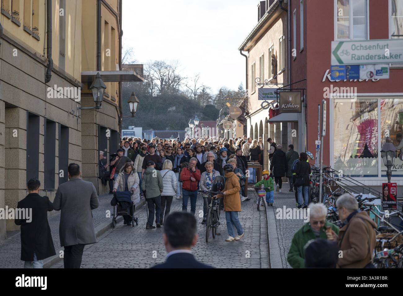 Turisti e Wuerzburger festeggiano e si divertono sul Ponte Vecchio principale, Wuerzburg, bassa Franconia, Baviera, Germania, Europa Foto Stock