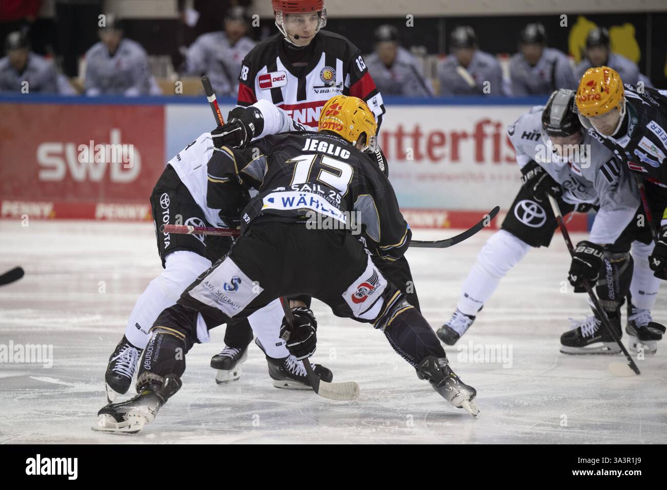 Eisarena Bremerhaven, Bremerhaven, Brema, Gregor Macleod (Koelner Haie, #89), Ziga Jeglic (Fischtown Pinguins, #13), PENNY DEL, Fischtown Pinguins-Kai¿½ Foto Stock