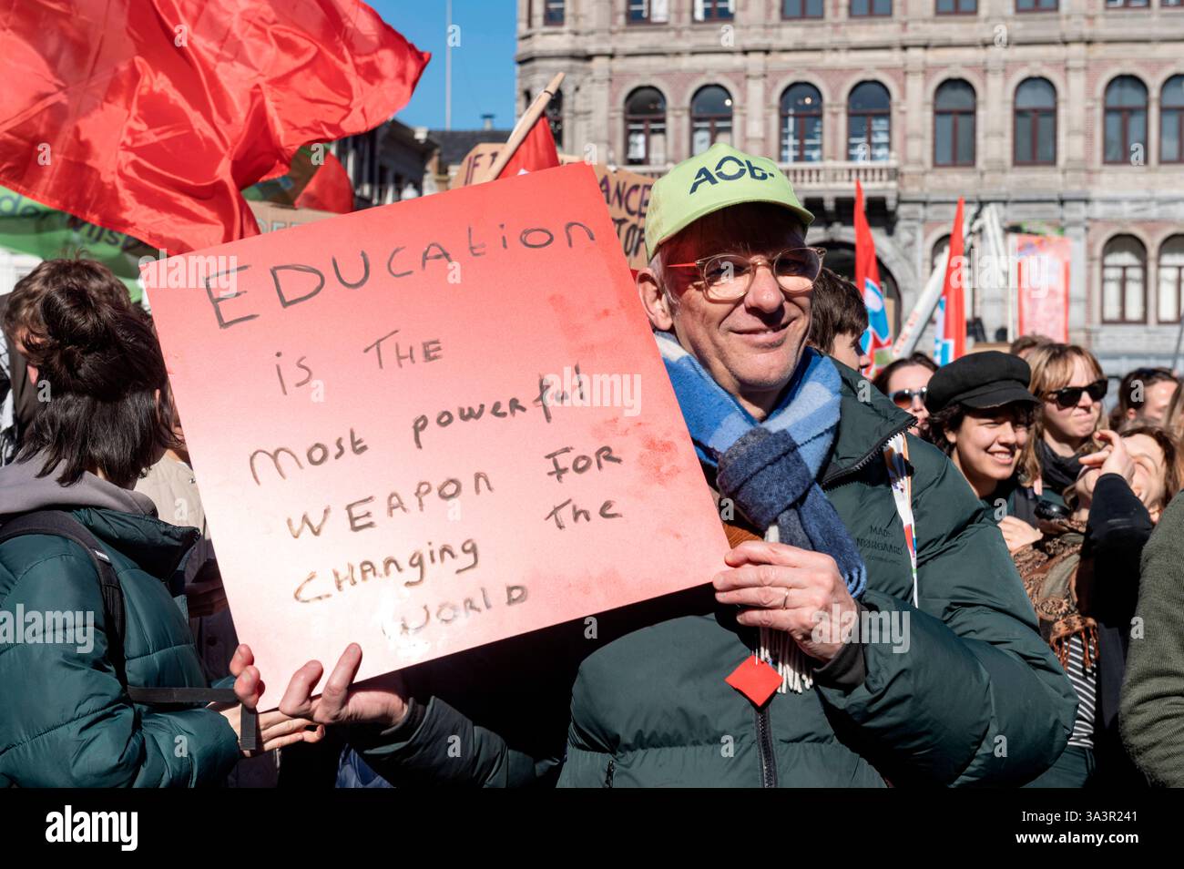 Amsterdam Paesi Bassi 17 marzo 2025 nei Paesi Bassi si sta svolgendo una cosiddetta staffetta di sciopero contro le estefette negli istituti di istruzione superiore contro i tagli di bilancio. Oggi lo sciopero, organizzato da FNV, AOb e WOinActie, colpisce l'Università di Amsterdam. UVA, Universiteit van Amsterdam dopo una marcia da Roeterseiland si svolge una protesta sulla diga. L'istruzione è l'arma più potente che cambia il mondo hogescholen, manifestatie, dimostrazioni, dimostrazioni, hoger onderwijs, wetenschappelijk onderwijs, wo, Foto Stock