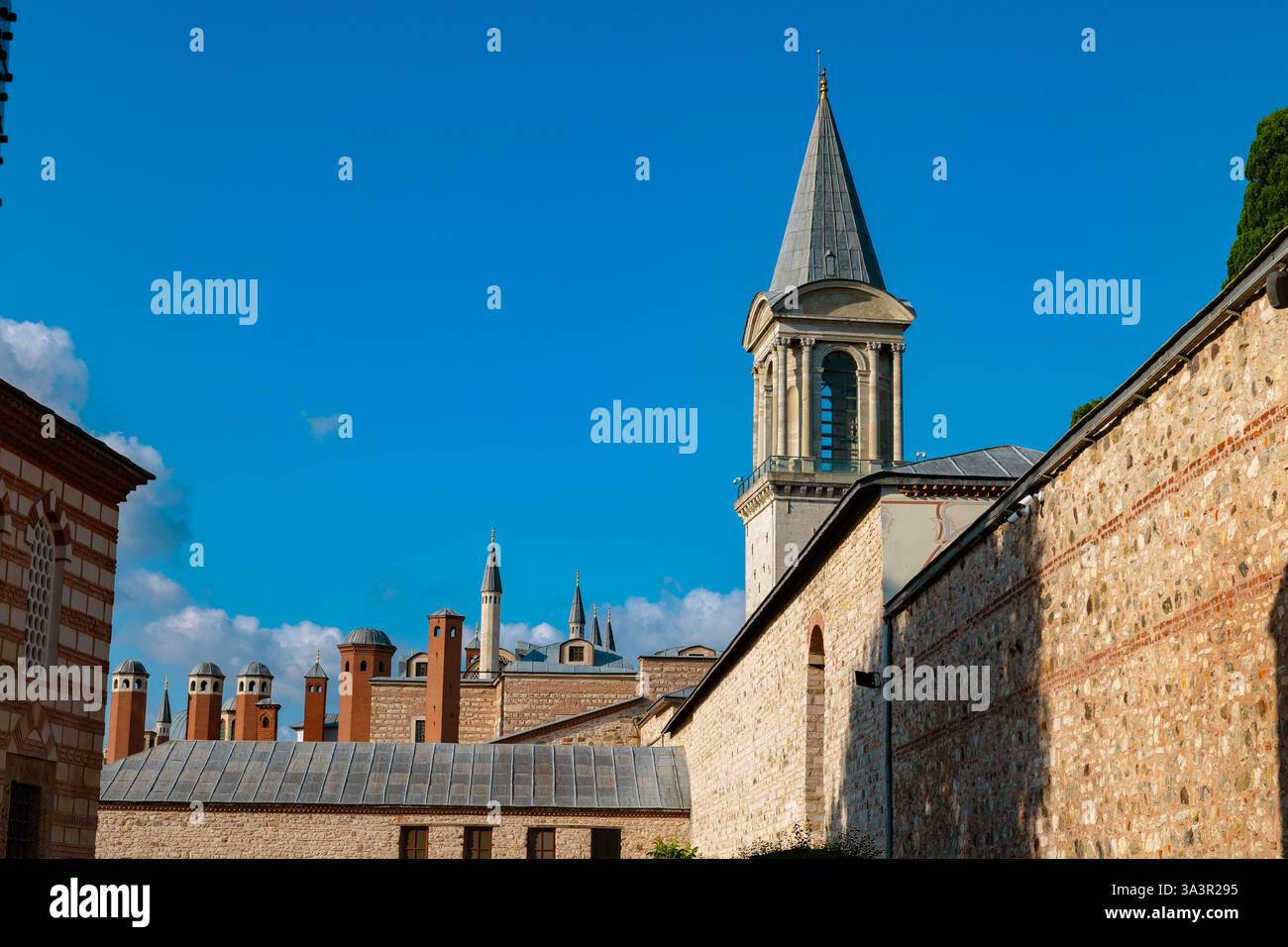 La Torre di giustizia e gli edifici dell'Harem Imperiale ottomano nel Palazzo Topkapi. Foto Stock