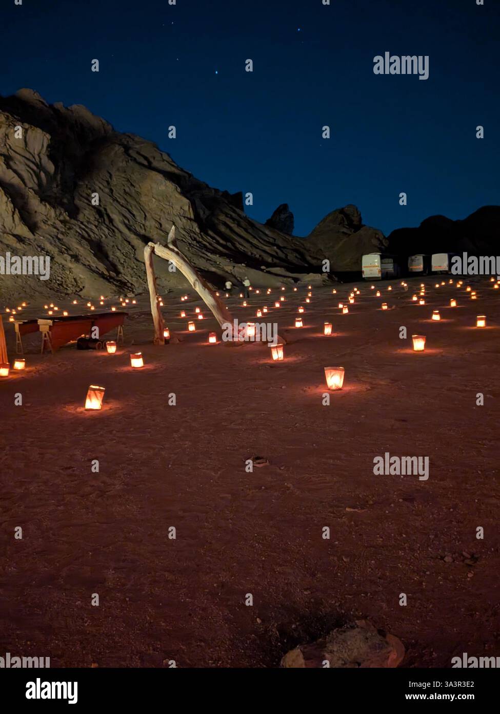 Splendida vista serale delle montagne nel deserto con lume di candela - Immagine stock catturata con smartphone