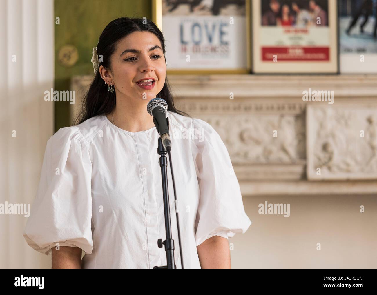 Brian o'Muiri e Helaina Cole, West End presentano in Maiden Lane, Covent Garden, Londra © Clarissa Debenham (Film Free Photography) / Alamy Foto Stock