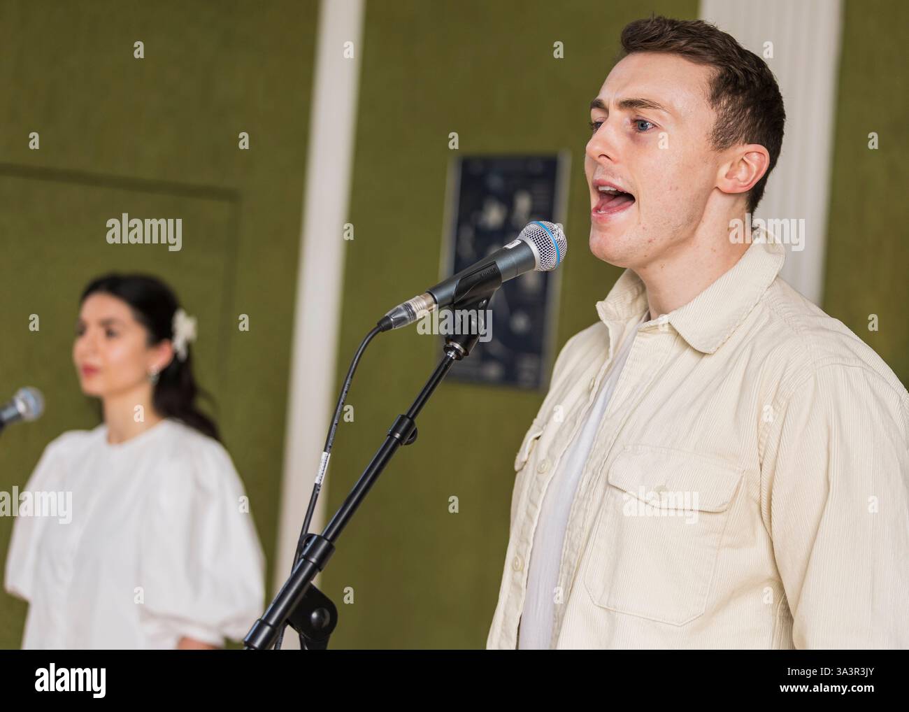 Brian o'Muiri e Helaina Cole, West End presentano in Maiden Lane, Covent Garden, Londra © Clarissa Debenham (Film Free Photography) / Alamy Foto Stock
