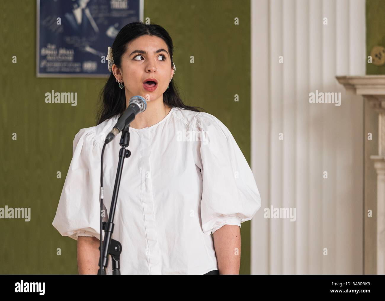 Brian o'Muiri e Helaina Cole, West End presentano in Maiden Lane, Covent Garden, Londra © Clarissa Debenham (Film Free Photography) / Alamy Foto Stock
