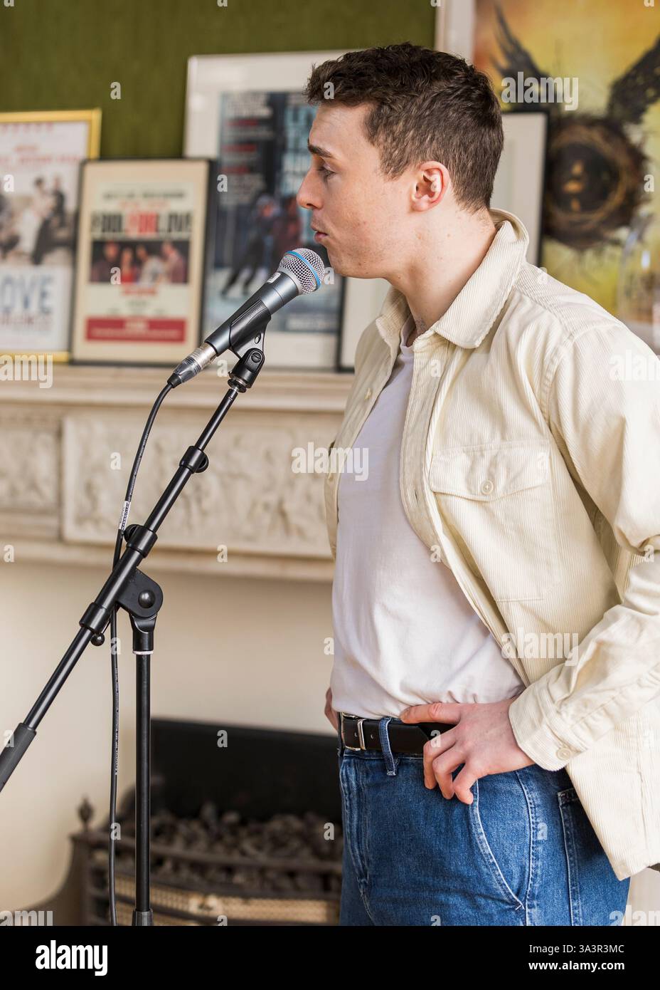 Brian o'Muiri e Helaina Cole, West End presentano in Maiden Lane, Covent Garden, Londra © Clarissa Debenham (Film Free Photography) / Alamy Foto Stock