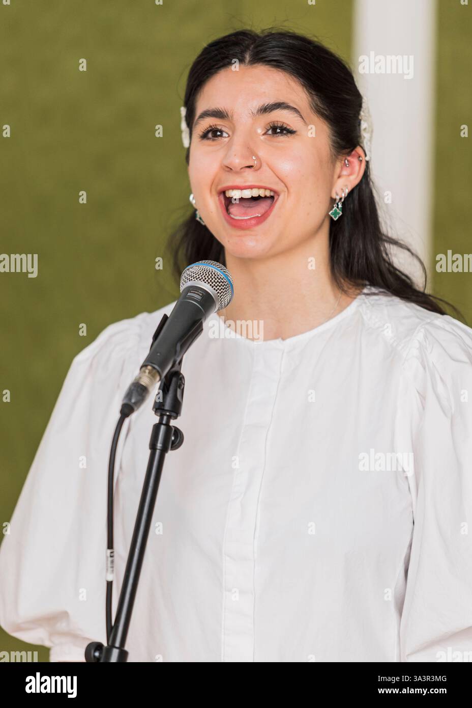 Brian o'Muiri e Helaina Cole, West End presentano in Maiden Lane, Covent Garden, Londra © Clarissa Debenham (Film Free Photography) / Alamy Foto Stock