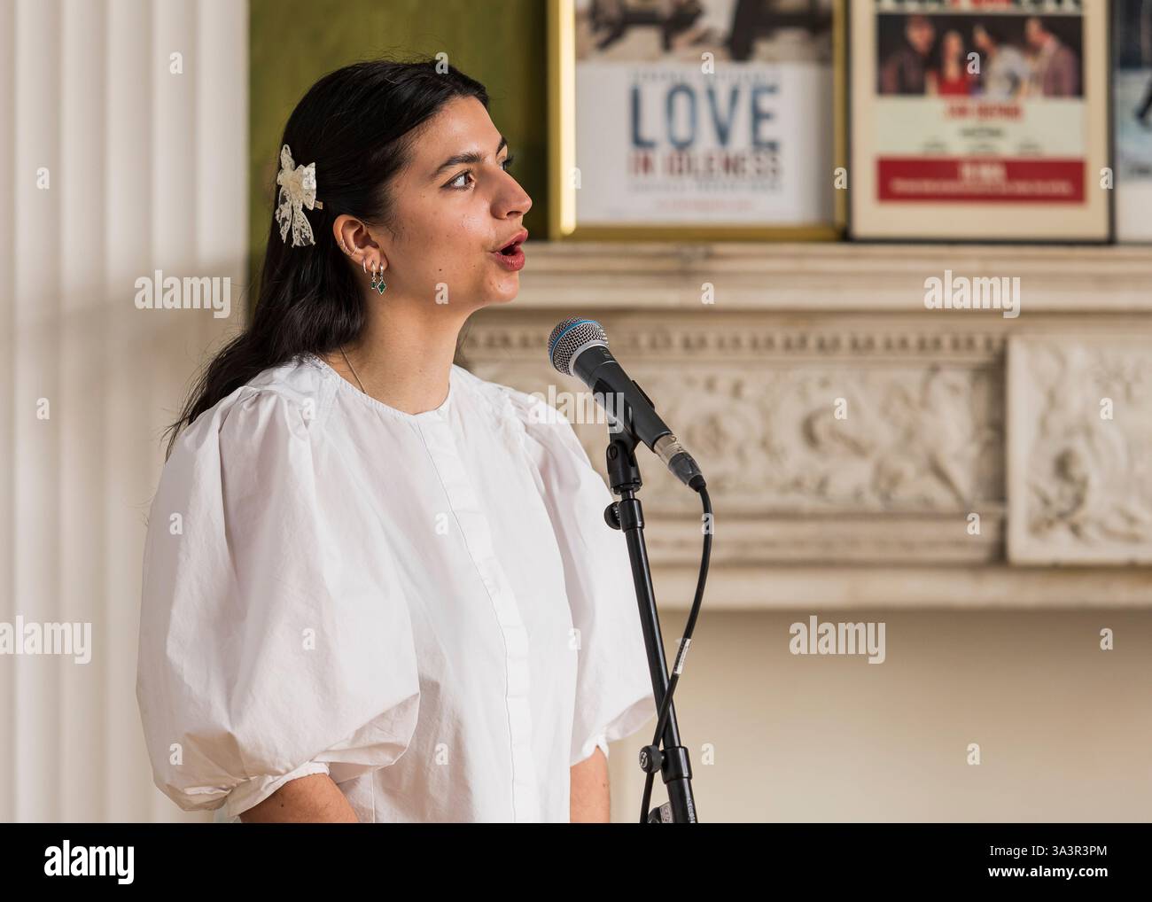 Brian o'Muiri e Helaina Cole, West End presentano in Maiden Lane, Covent Garden, Londra © Clarissa Debenham (Film Free Photography) / Alamy Foto Stock