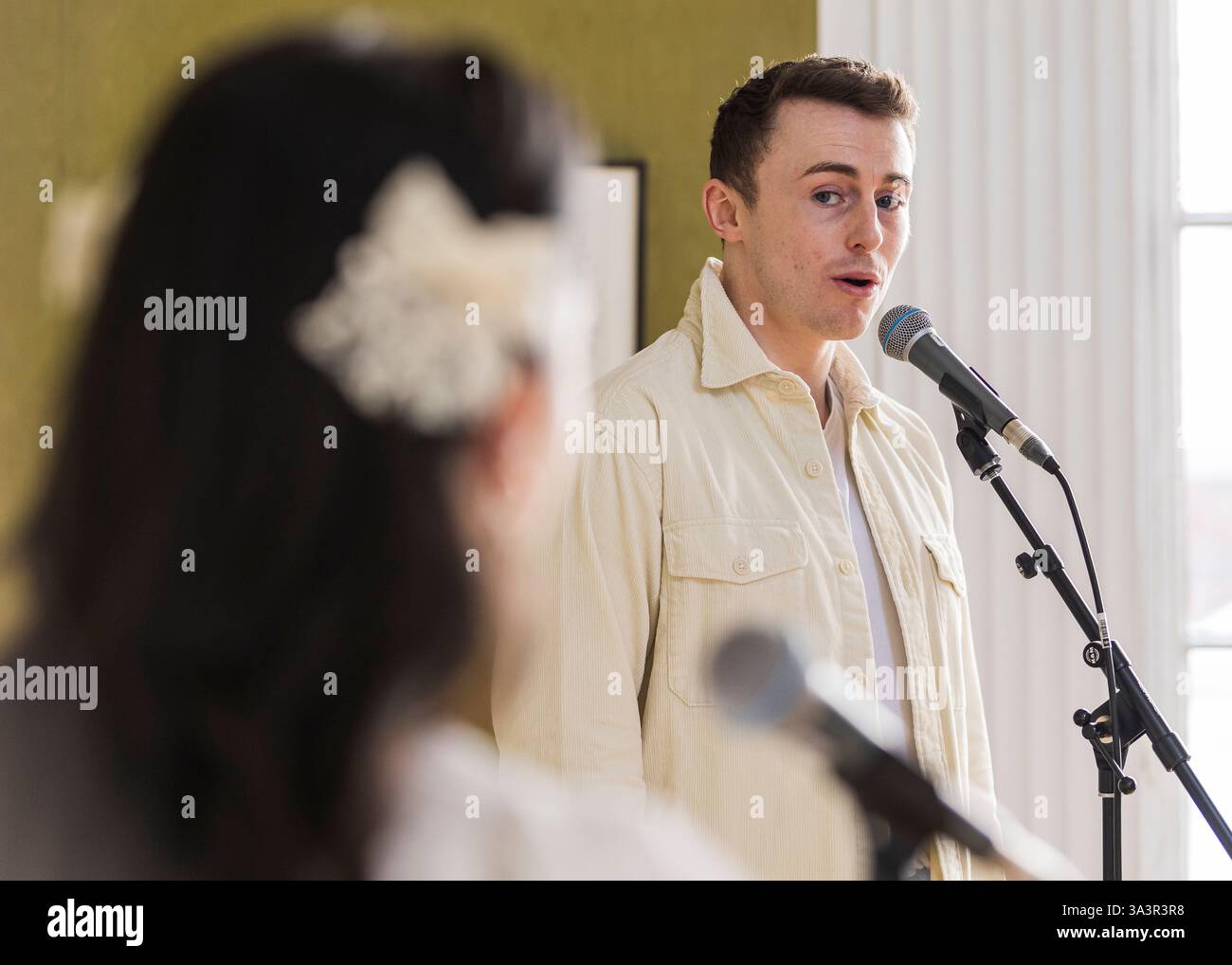 Brian o'Muiri e Helaina Cole, West End presentano in Maiden Lane, Covent Garden, Londra © Clarissa Debenham (Film Free Photography) / Alamy Foto Stock